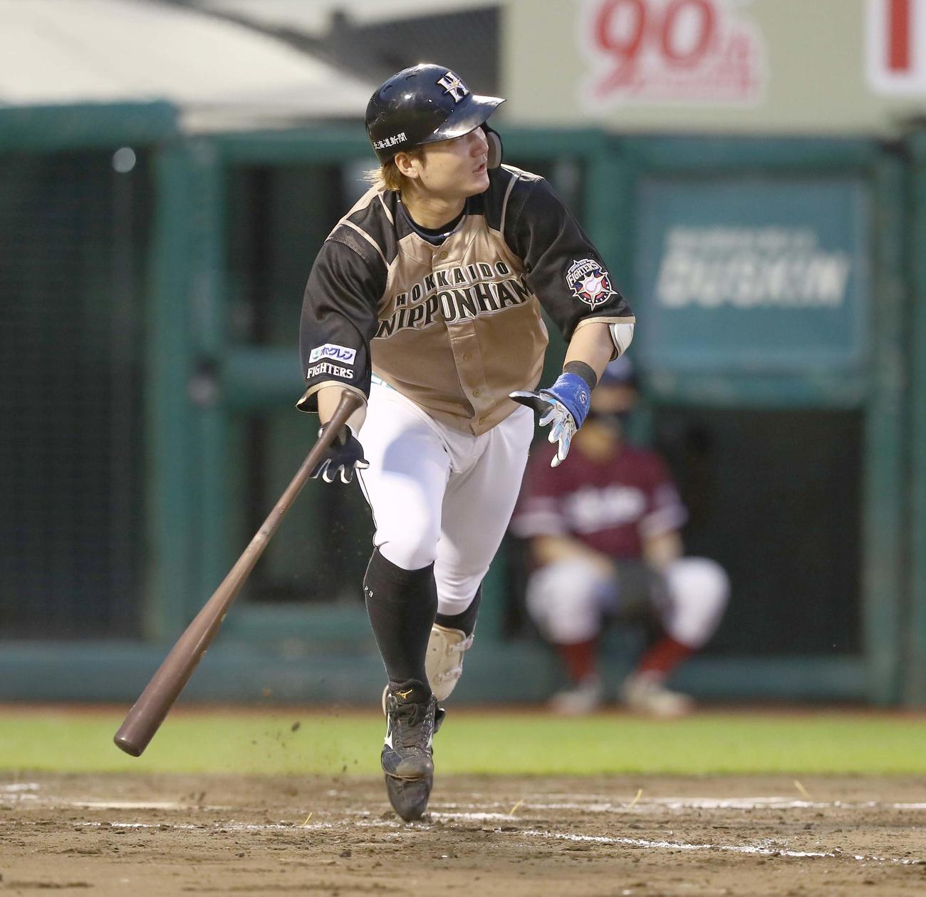 楽天対日本ハム　4回表日本ハム無死、中越え本塁打を放つ渡辺（撮影・黒川智章）