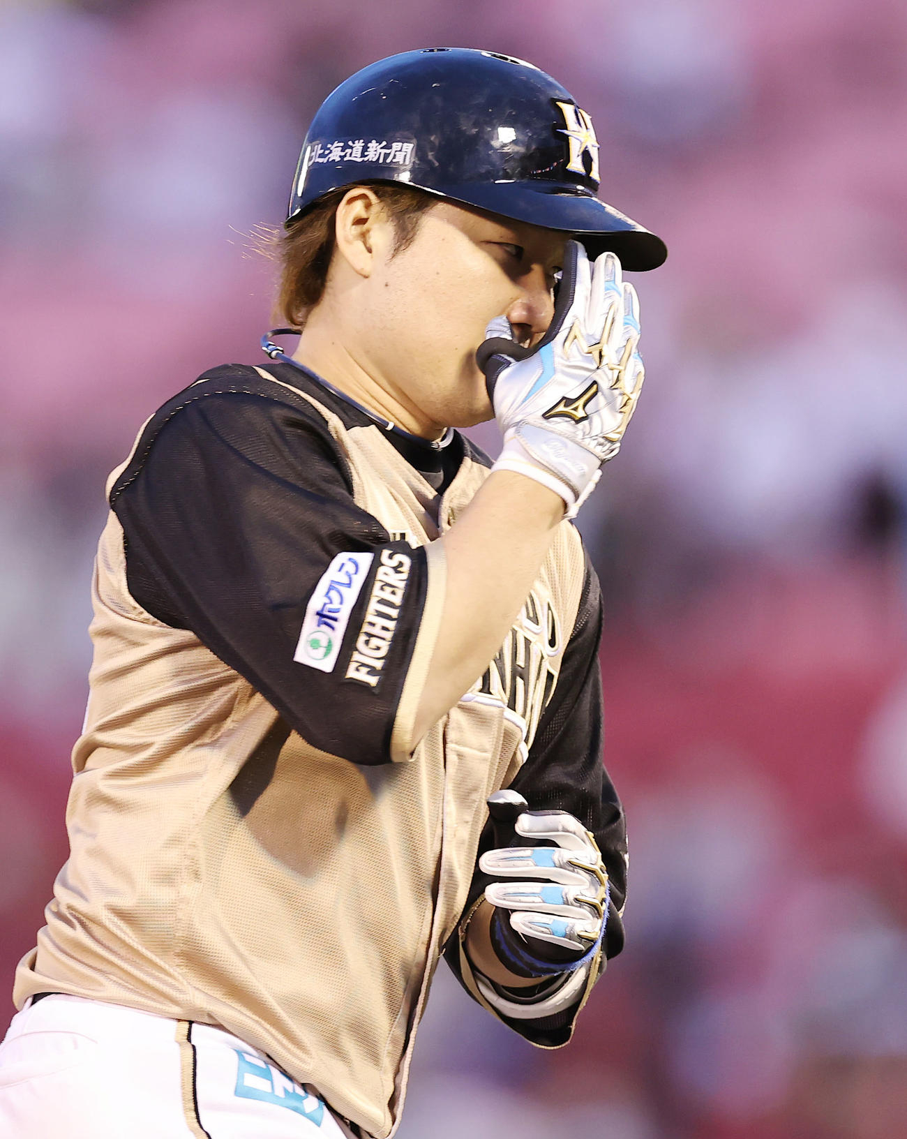 楽天対日本ハム　4回表日本ハム無死、ソロ本塁打を放ちポーズを決める渡辺（撮影・垰建太）