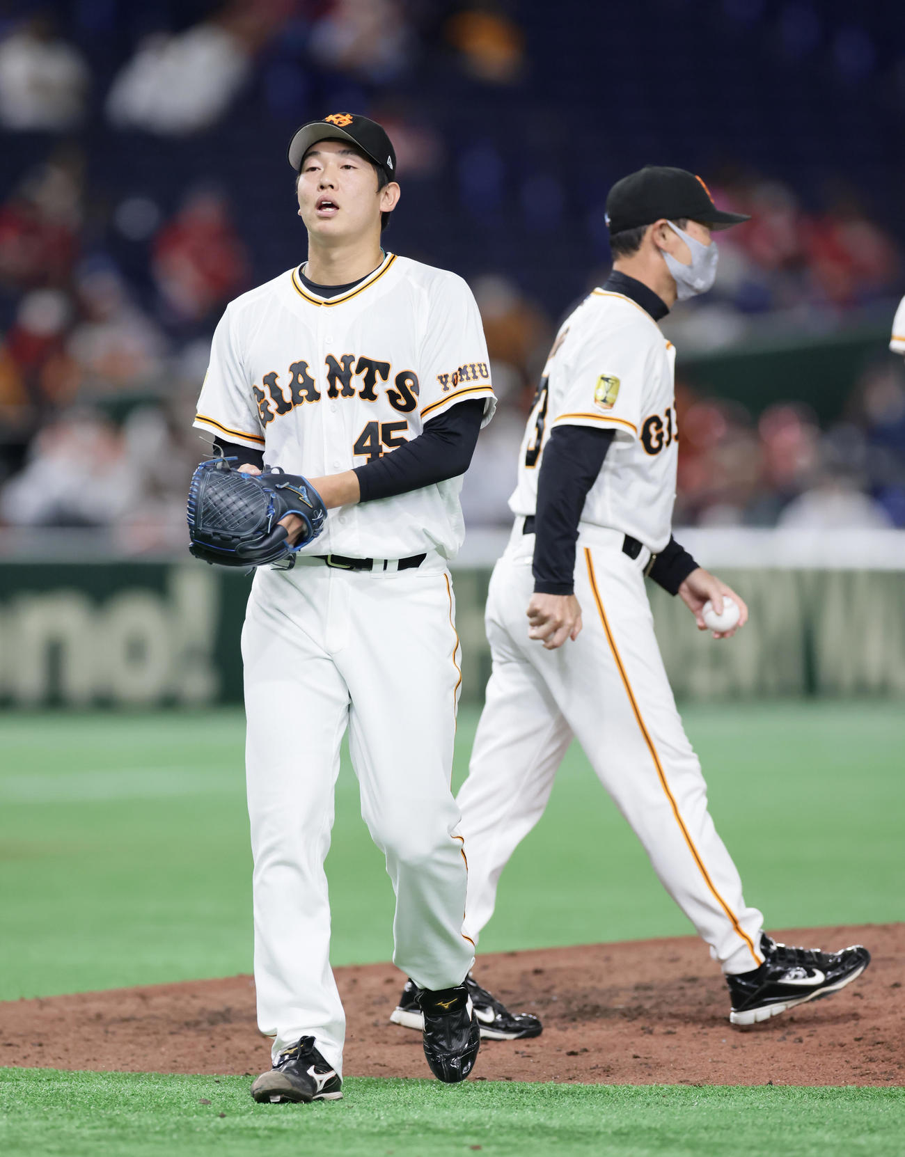 巨人対広島　5回表広島1死満塁、代打松山に右越え2点適時二塁打を浴び降板する畠（左）（撮影・足立雅史）