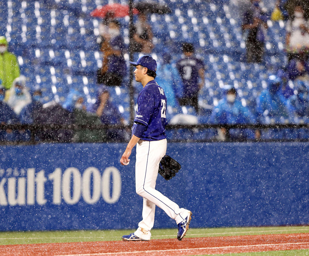 6回裏途中、雨のため中断となりベンチに引き揚げる中日大野雄（撮影・鈴木正人）