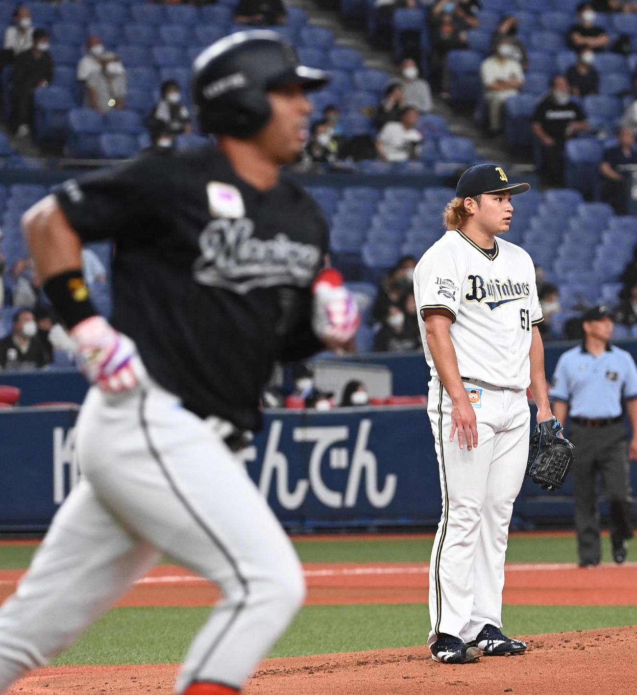 オリックス対ロッテ　1回表ロッテ2死二塁、マーティンに先制の右適時二塁打を打たれ打球の方向を見る榊原（撮影・前岡正明）