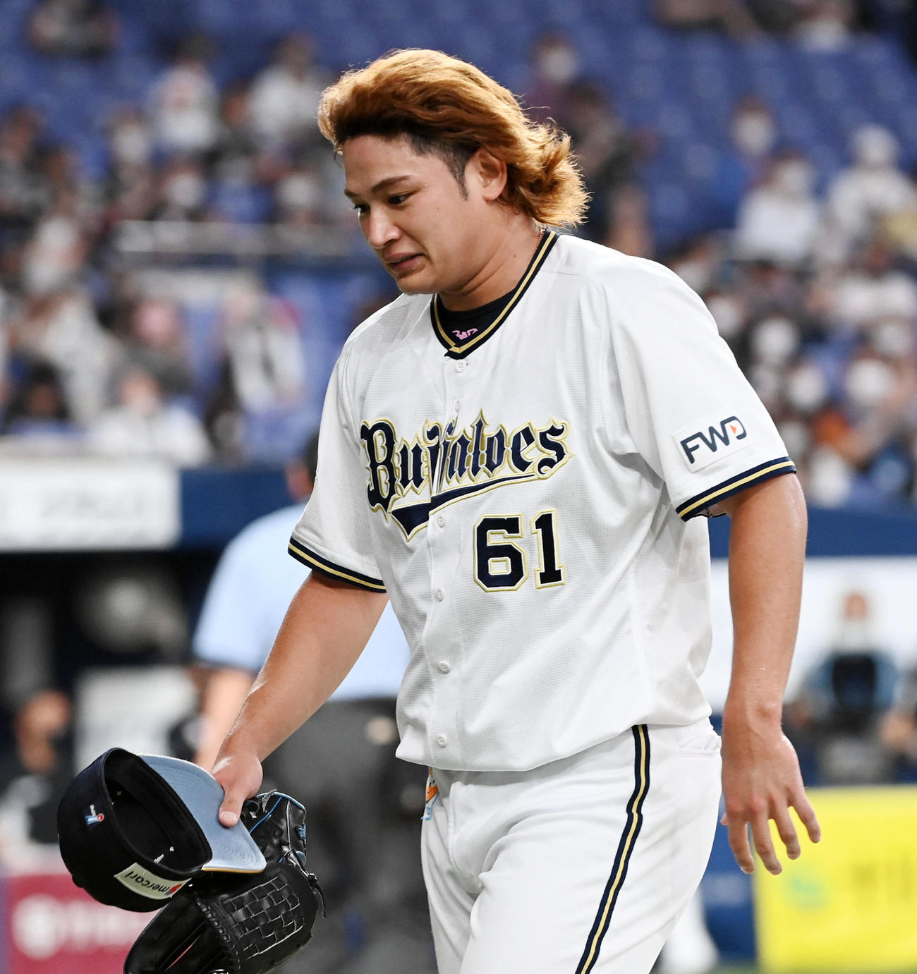 オリックス対ロッテ　1回、ロッテに先制されがっくりとベンチに戻る榊原（撮影・前岡正明）