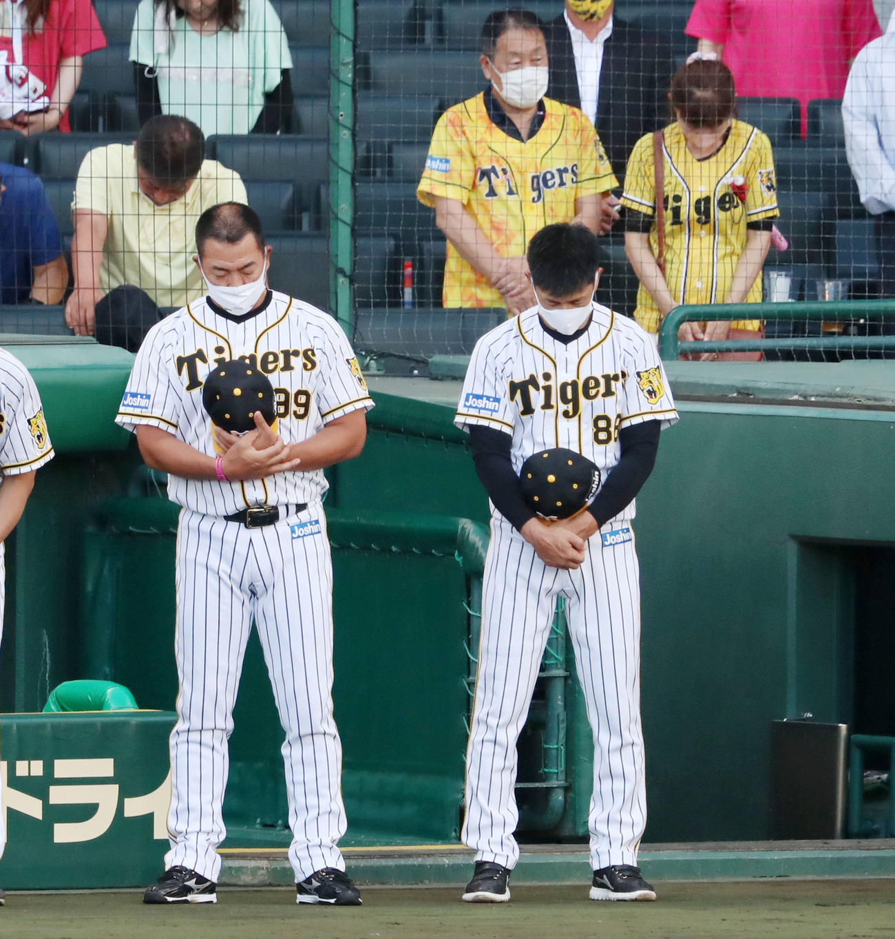 阪神対ヤクルト　試合前に行われた野村克也氏追悼セレモニーで黙とうをささげる矢野監督。左は井上ヘッドコーチ（撮影・加藤哉）