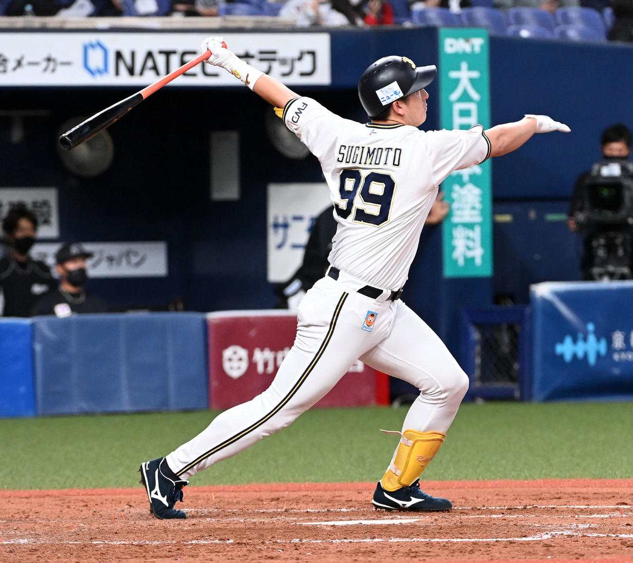 オリックス対ロッテ　4回裏オリックス2死、杉本は左越え本塁打を放つ（撮影・前岡正明）