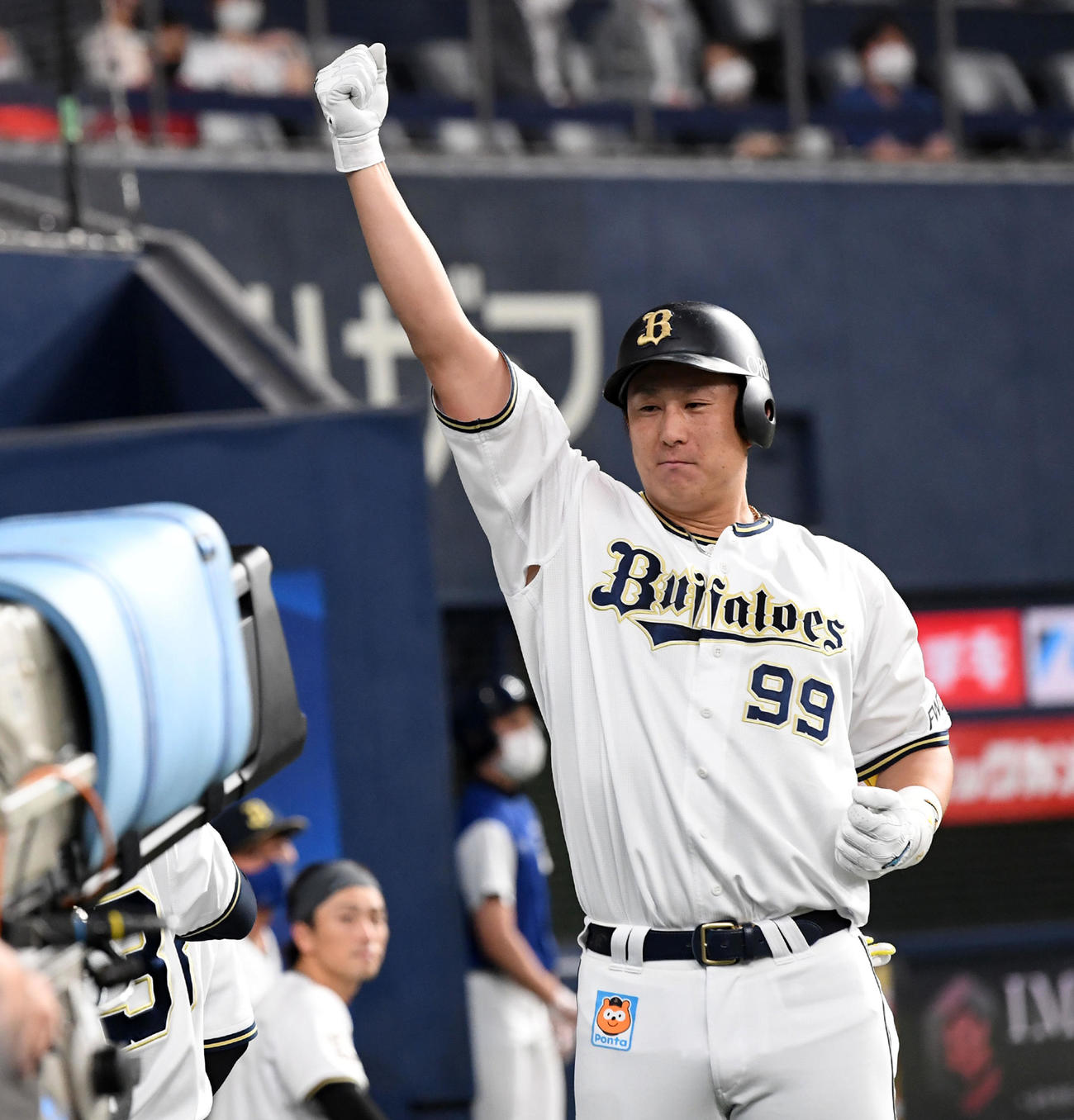 オリックス対ロッテ　4回裏オリックス2死、杉本は左越え本塁打を放ち昇天ポーズ（撮影・前岡正明）