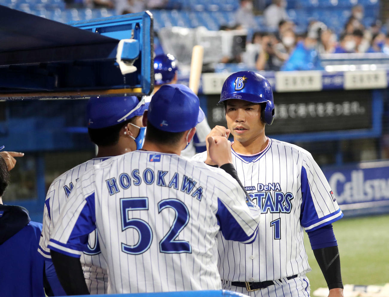 DeNA対中日　4回裏DeNA無死二塁、柴田の右越え適時二塁打で桑原（右）が生還しベンチ前でタッチ（撮影・鈴木正人）