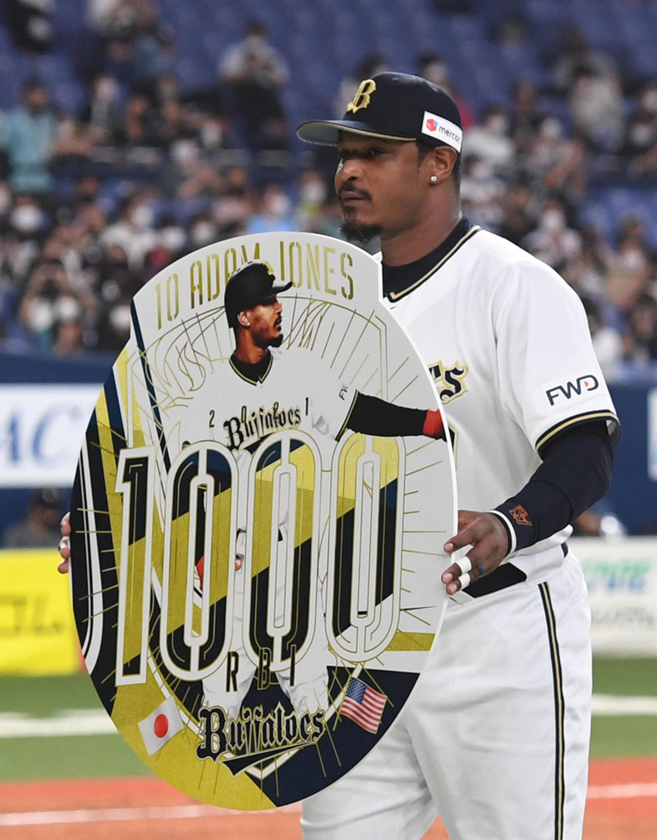 オリックス対ロッテ　7回、ジョーンズは左前適時打を放ち日米通算1000打点を達成、記念のボードを手にファンの声援に応える（撮影・前岡正明）