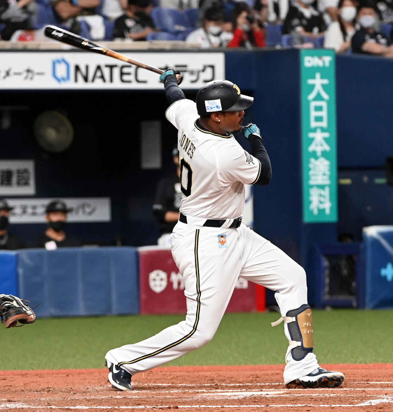 オリックス対ロッテ　7回裏オリックス1死二、三塁、ジョーンズは左前適時打を放つ（撮影・前岡正明）