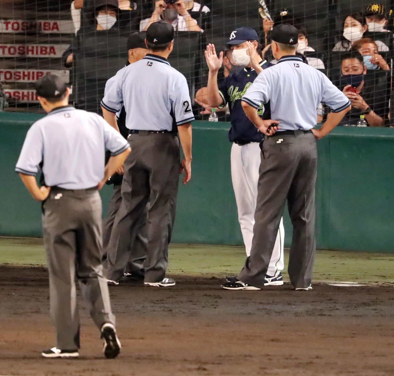 阪神対ヤクルト　7回表ヤクルト無死、高津監督は中村の打球判定に抗議する（撮影・加藤哉）