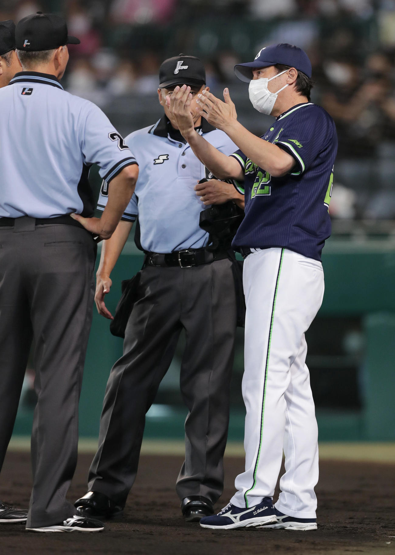 阪神対ヤクルト　7回表、中村の打球の判定に対して審判団に抗議するヤクルト高津監督（右）（撮影・前田充）