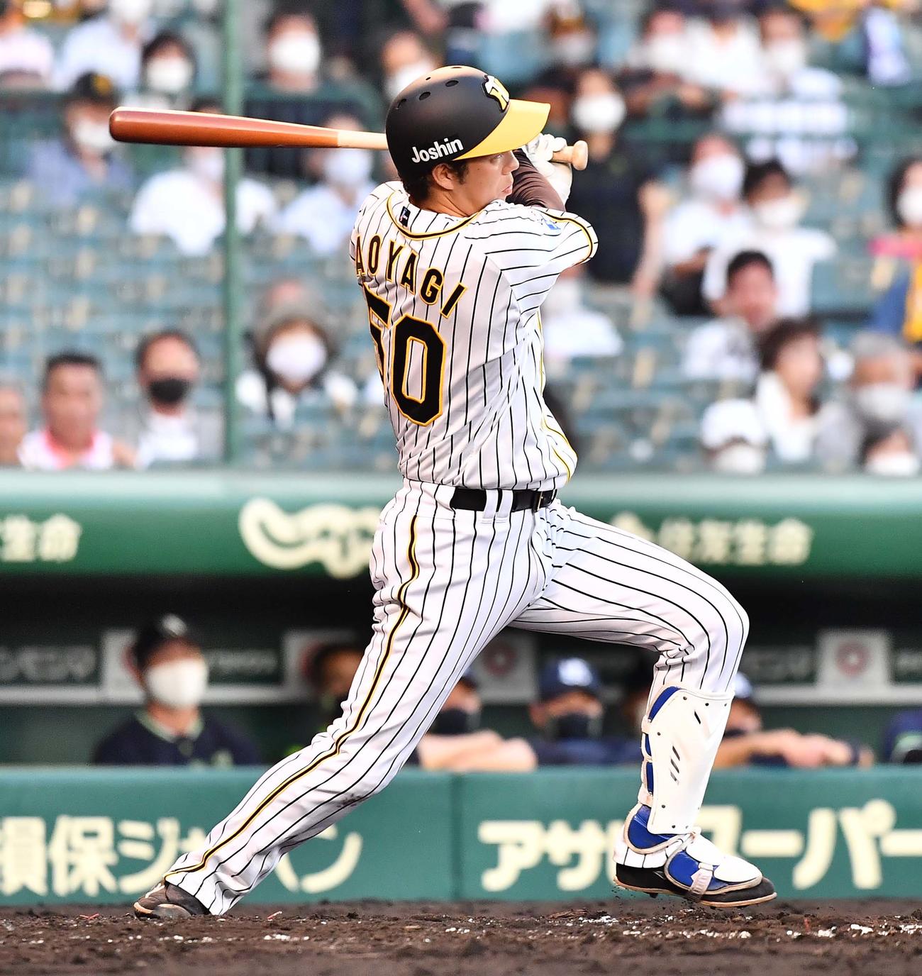 阪神対ヤクルト　2回裏阪神2死一塁、左前安打を放つ青柳晃洋（撮影・上田博志）