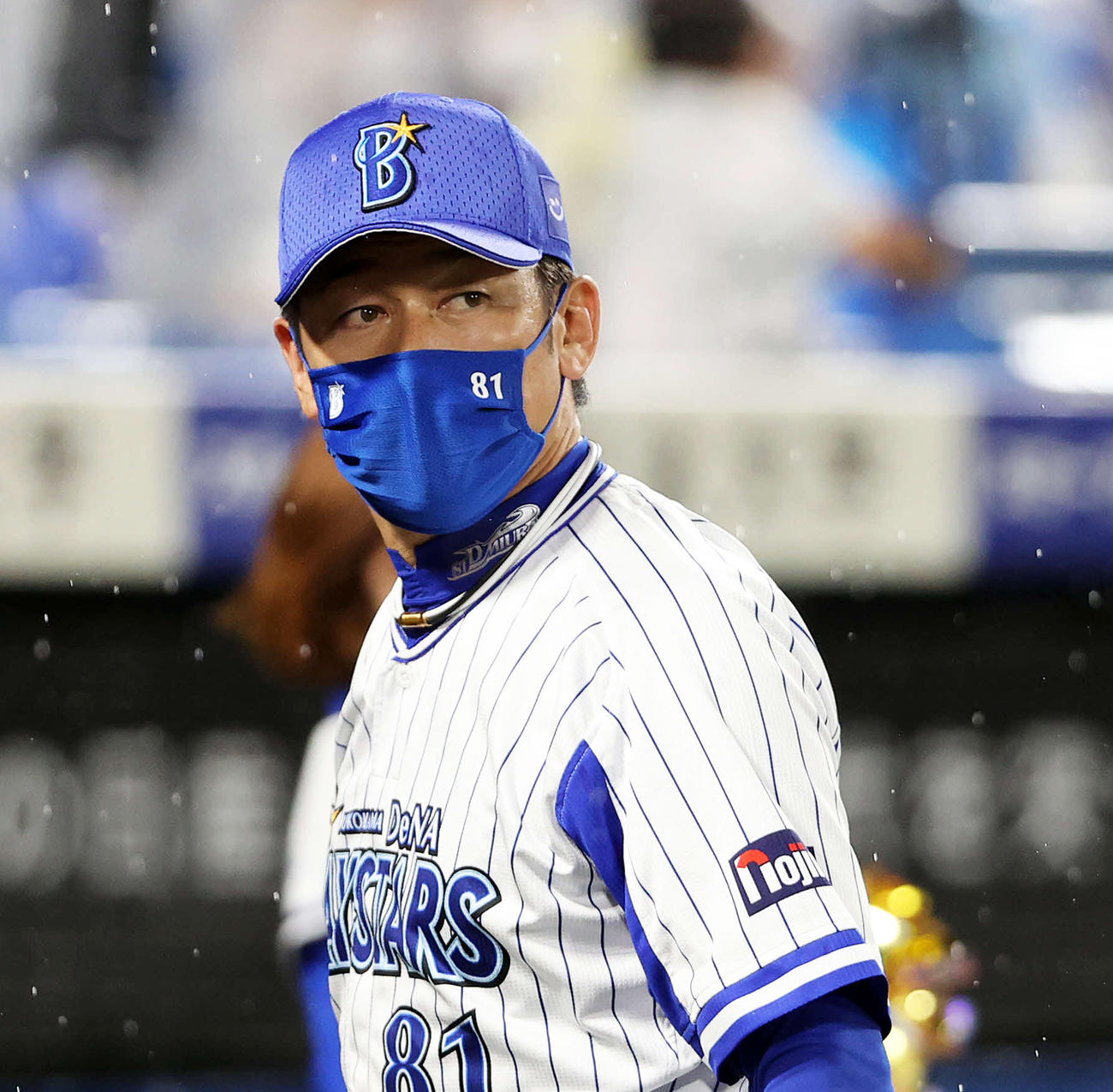 6回表、投手交代を告げベンチに戻るDeNA三浦監督（撮影・鈴木正人）