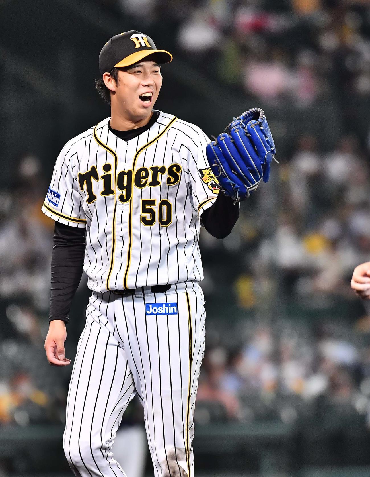 阪神対ヤクルト　7回2失点と好投し笑顔を見せる青柳（撮影・上田博志）