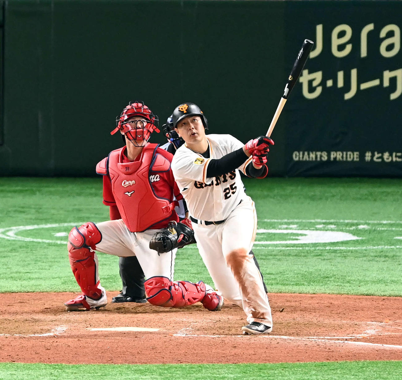 巨人対広島　8回裏巨人2死一、三塁、勝ち越しの3点本塁打を放つ岡本和（撮影・たえ見朱実）