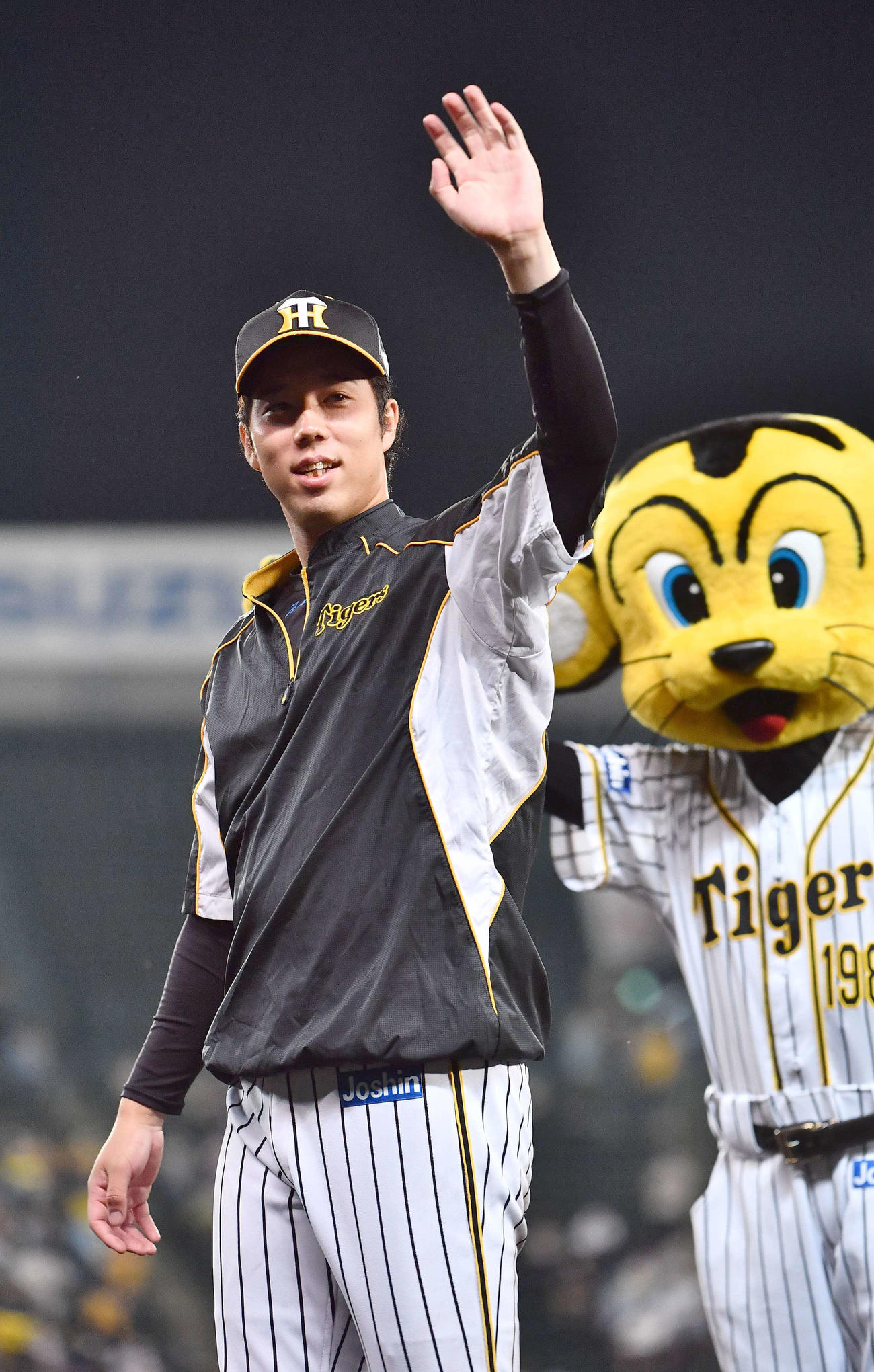 阪神対ヤクルト　ヤクルトに勝利しファンの拍手に手を振って応える青柳（撮影・上田博志）