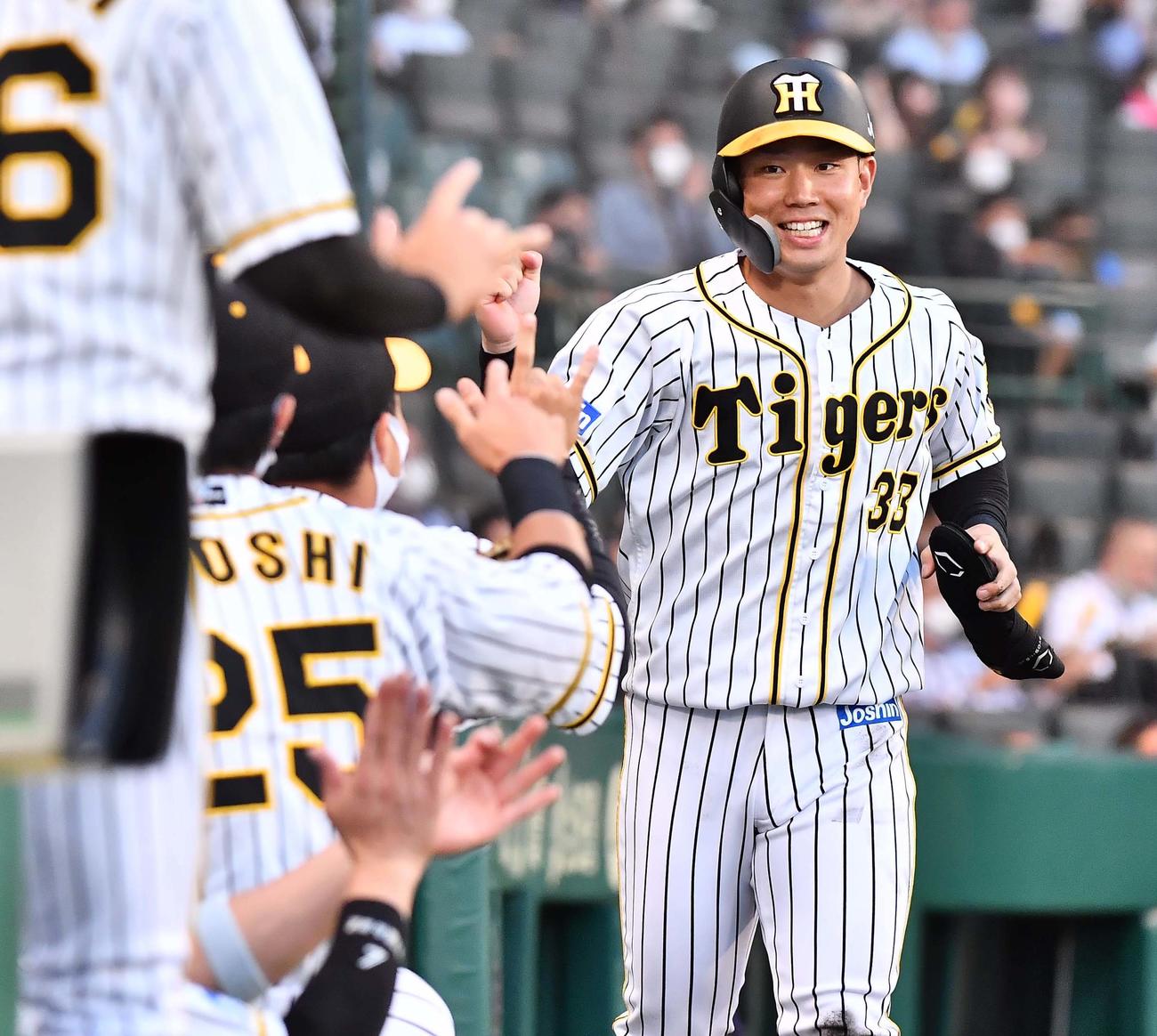 阪神対ヤクルト　2回裏阪神2死一、二塁、サンズの中前適時打で生還し笑顔を見せる糸原（撮影・上田博志）