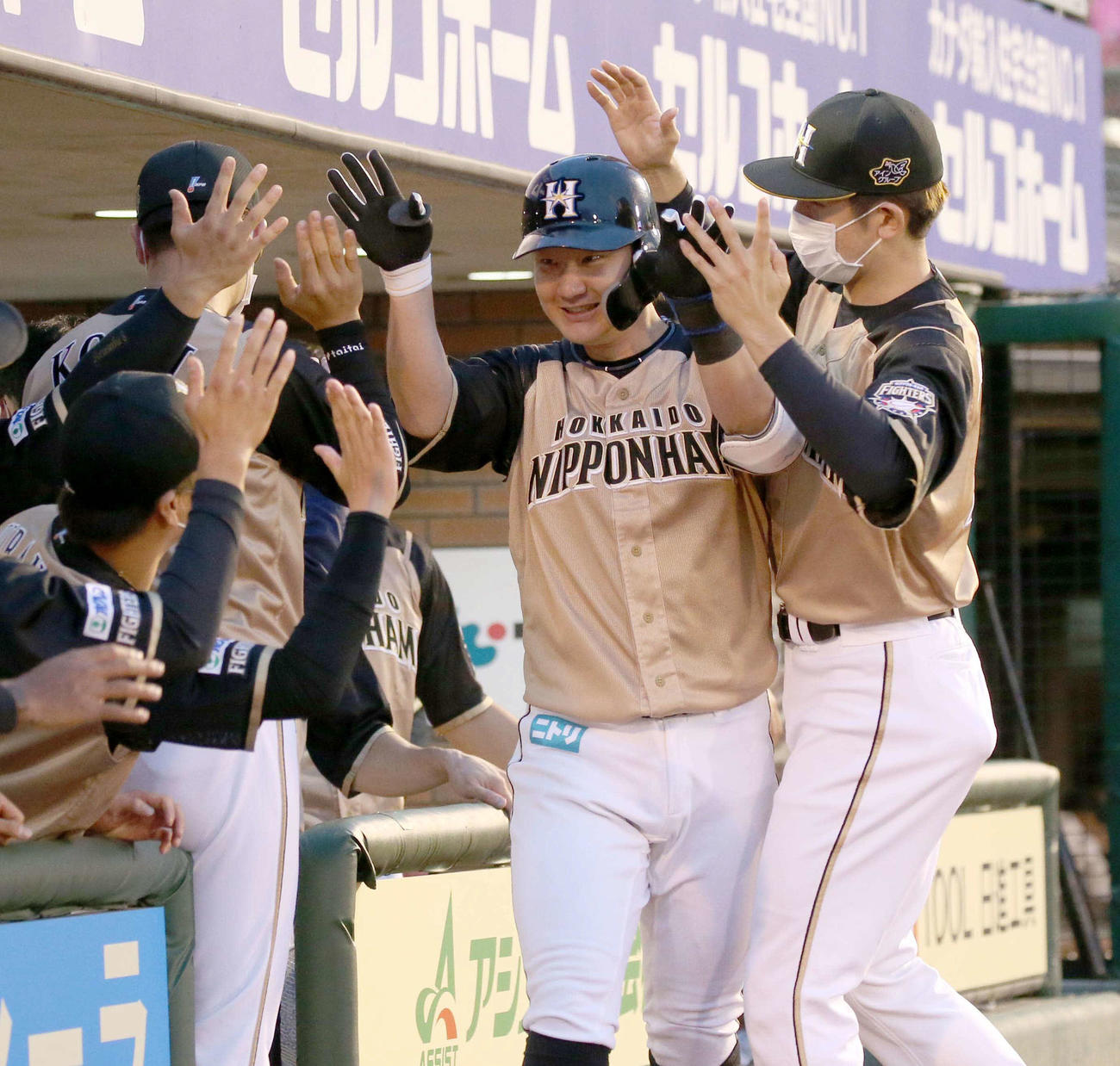 楽天対日本ハム　4回表、本塁打を放ちナインに出迎えられる渡辺（撮影・黒川智章）