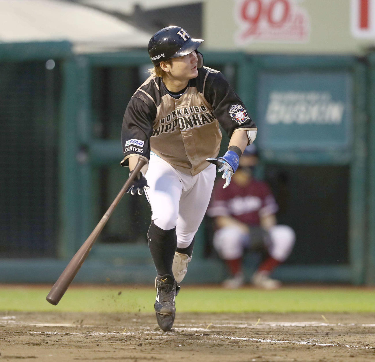 楽天対日本ハム　4回表日本ハム無死、中越え本塁打を放つ渡辺（撮影・黒川智章）