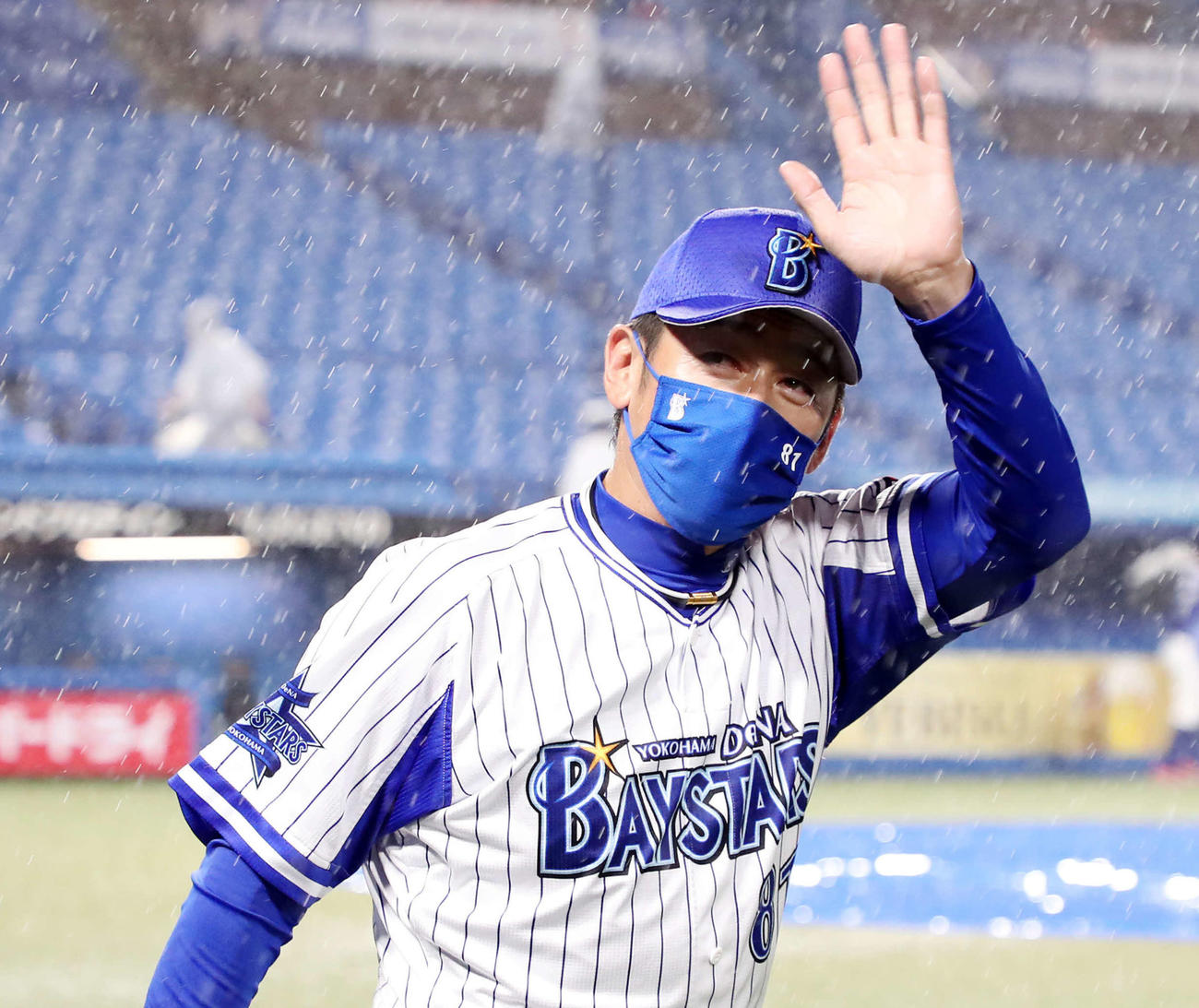 DeNA対中日　降雨コールド勝ちしファンに手を振り引き揚げるDeNA三浦監督（撮影・鈴木正人）