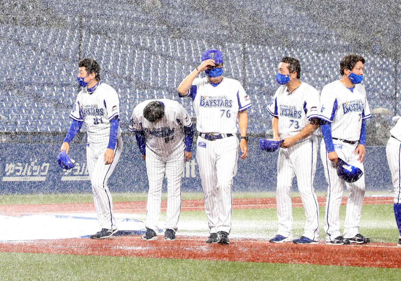 DeNA対中日　降雨コールド勝ちしファンにあいさつするDeNA三浦監督（左）（撮影・鈴木正人）