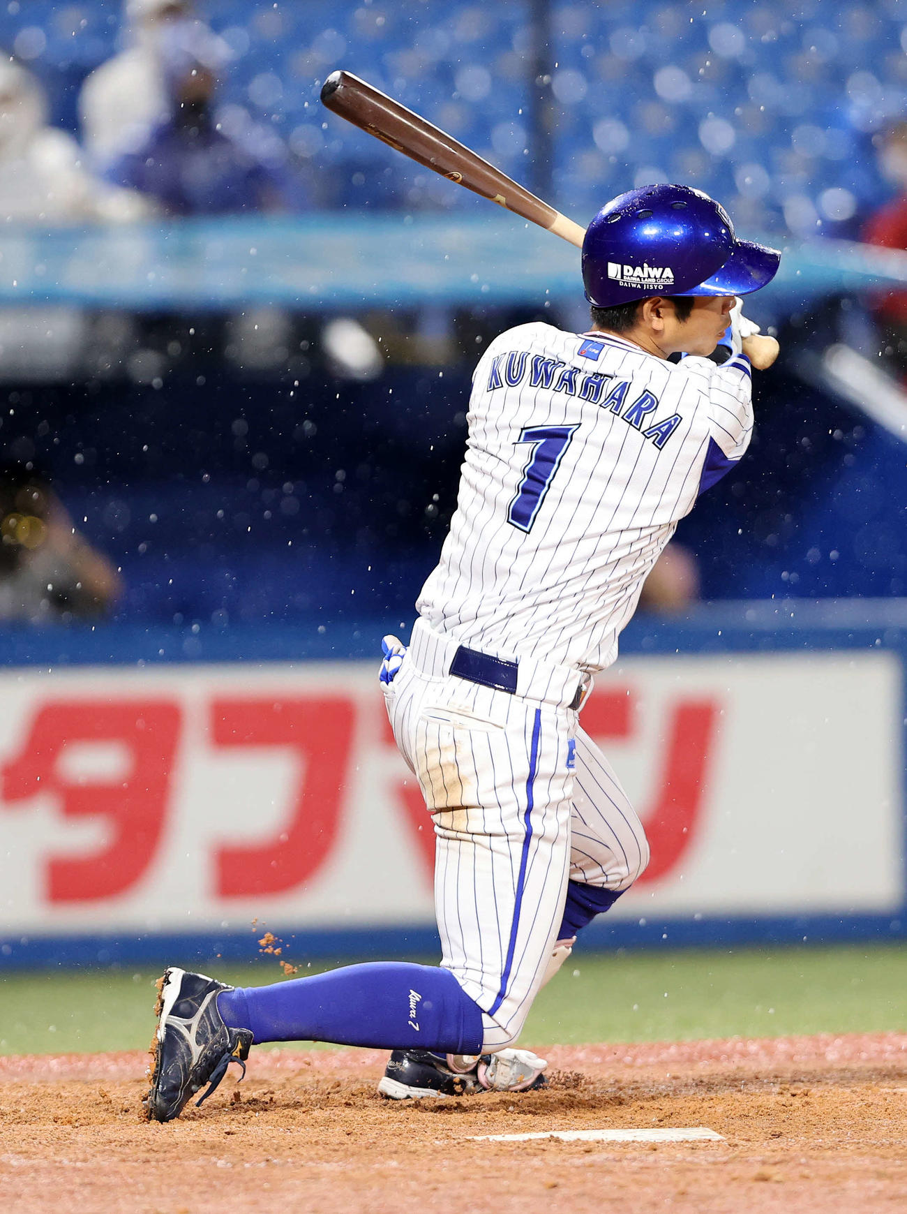 DeNA対中日　5回裏DeNA2死三塁、桑原は左前適時打を放つ（撮影・鈴木正人）
