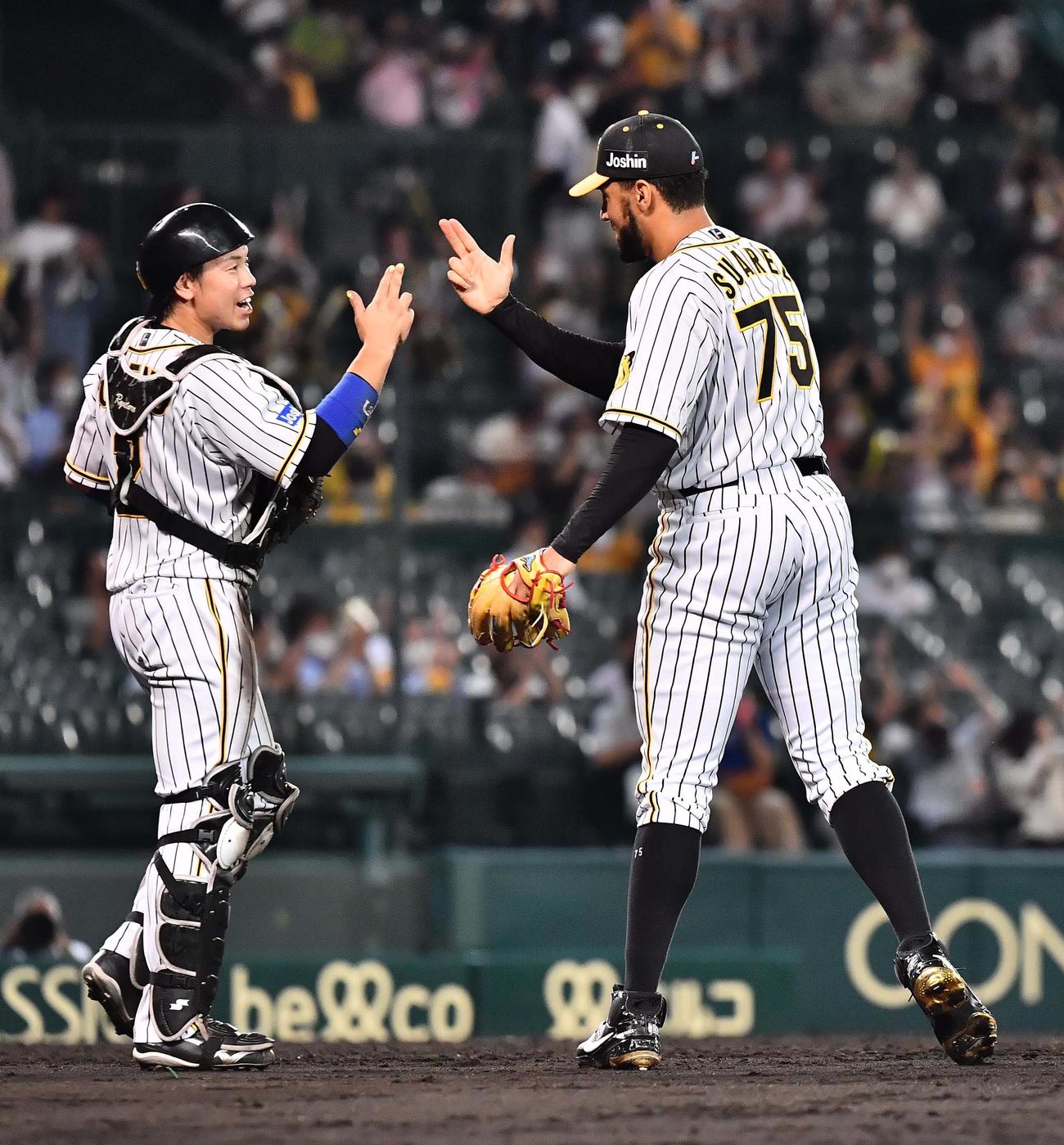 阪神対ヤクルト　ヤクルトに勝利し梅野隆太郎（左）と喜び合うロベルト・スアレス（撮影・上田博志）