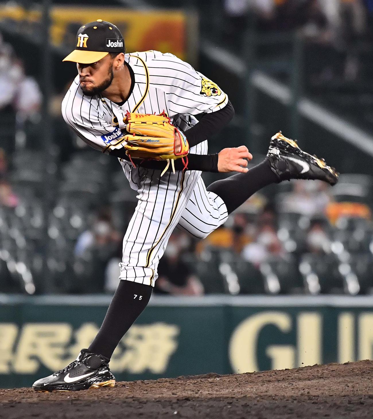 阪神対ヤクルト　阪神3番手で登場したロベルト・スアレス（撮影・上田博志）