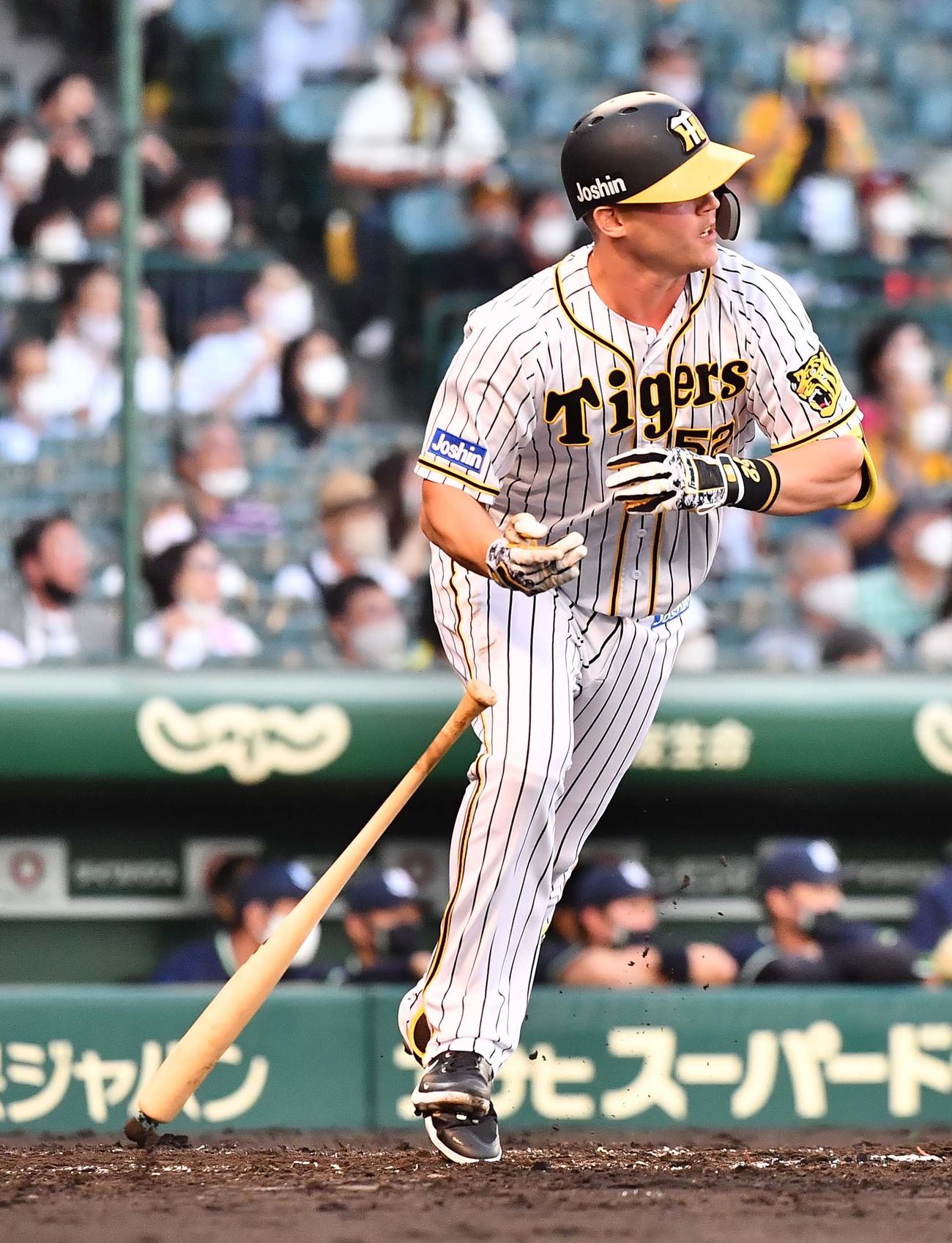 阪神対ヤクルト　2回裏阪神2死一、二塁、中前に適時打を放つサンズ（撮影・上田博志）