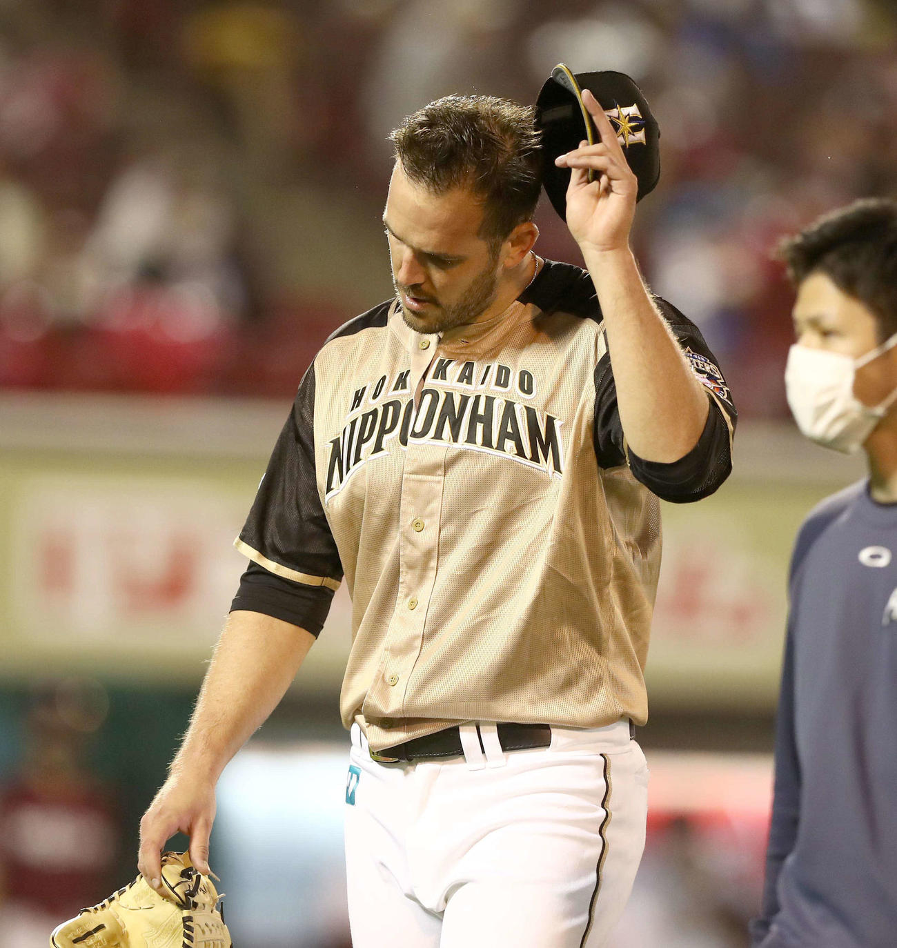 楽天対日本ハム　5回途中降板のバーヘイゲン（撮影・黒川智章）