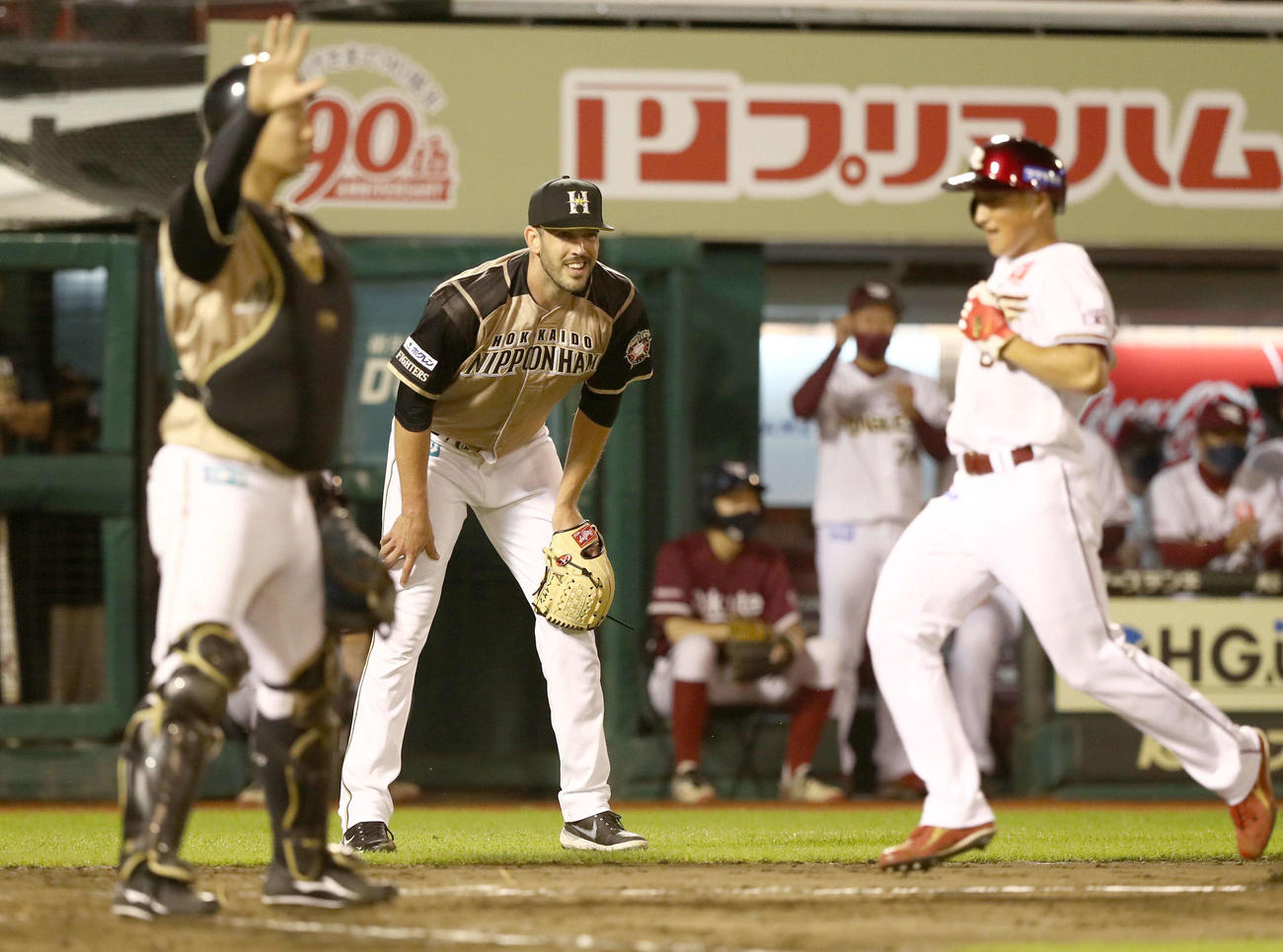 楽天対日本ハム　5回裏楽天2死一、二塁、島内に2点適時二塁打を浴び肩を落とすバーヘイゲン（中央）（撮影・黒川智章）