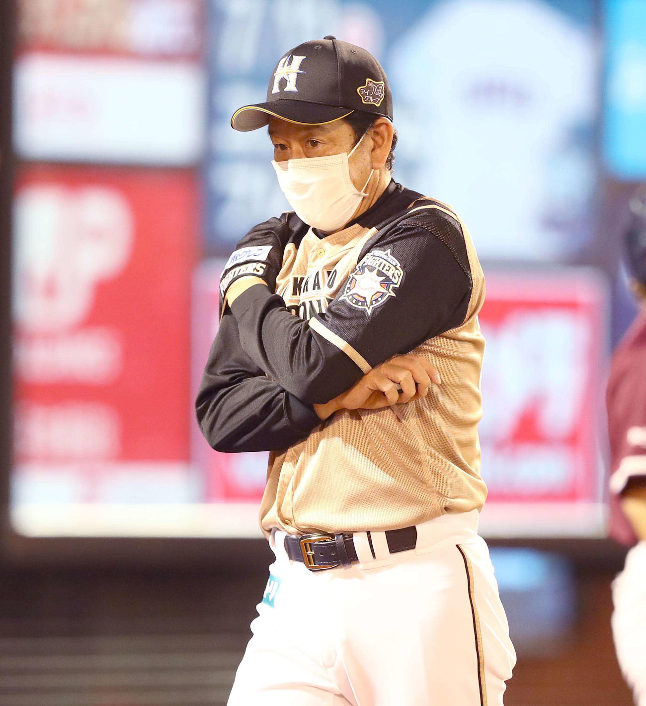 楽天対日本ハム　選手交代を告げる栗山監督（撮影・黒川智章）