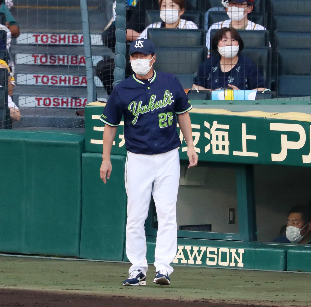 阪神対ヤクルト　2回裏阪神2死一、二塁、近本のタイムにベンチを飛び出す高津監督（撮影・加藤哉）