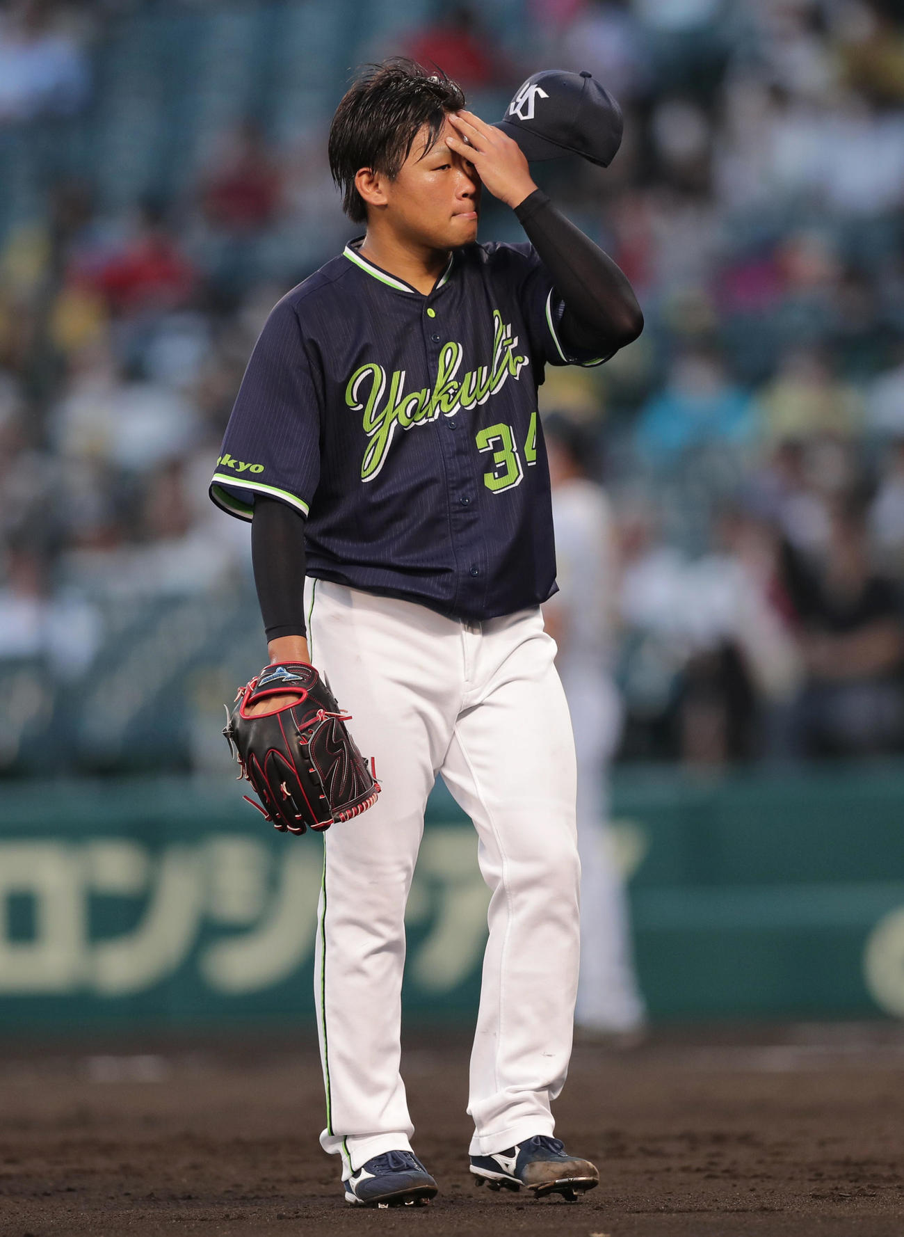 阪神対ヤクルト　2回裏、5失点で逆転を許し、悔しそうな表情でベンチへ戻るヤクルト田口（撮影・前田充）