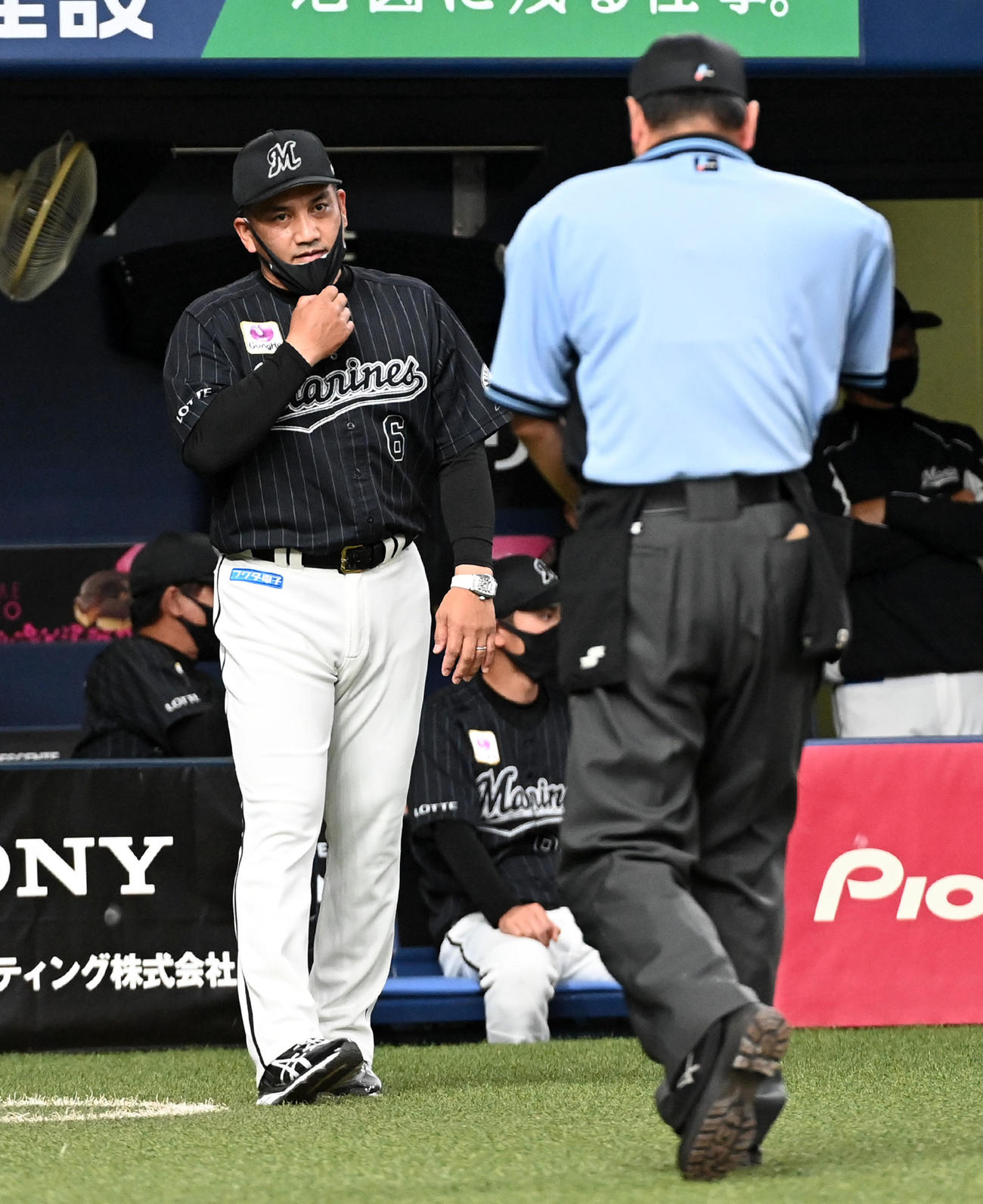 オリックス対ロッテ　7回、ハーマンの交代を告げる井口監督（撮影・前岡正明）