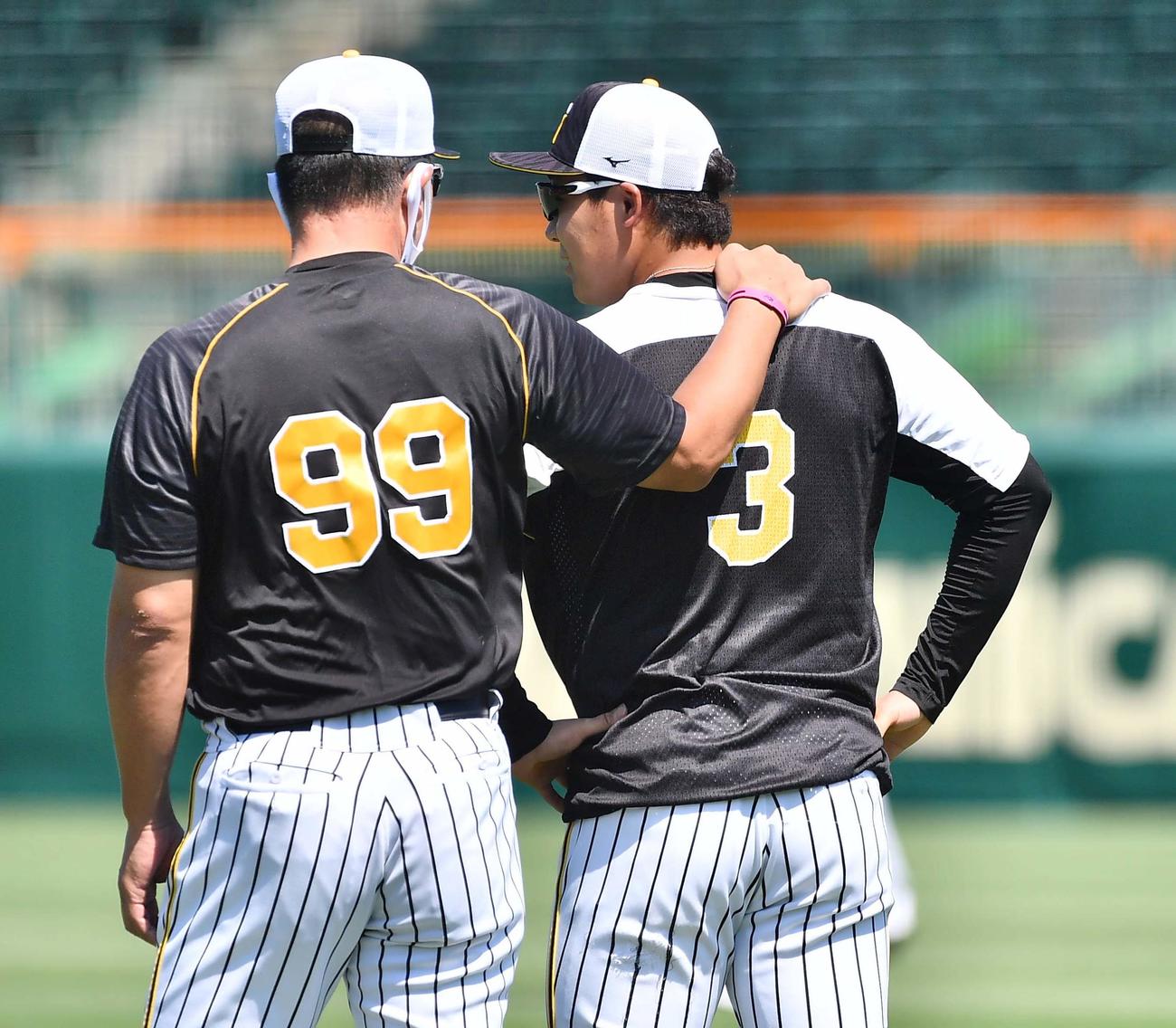 阪神対DeNA　井上ヘッドコーチ（左）と話す大山（撮影・上田博志）