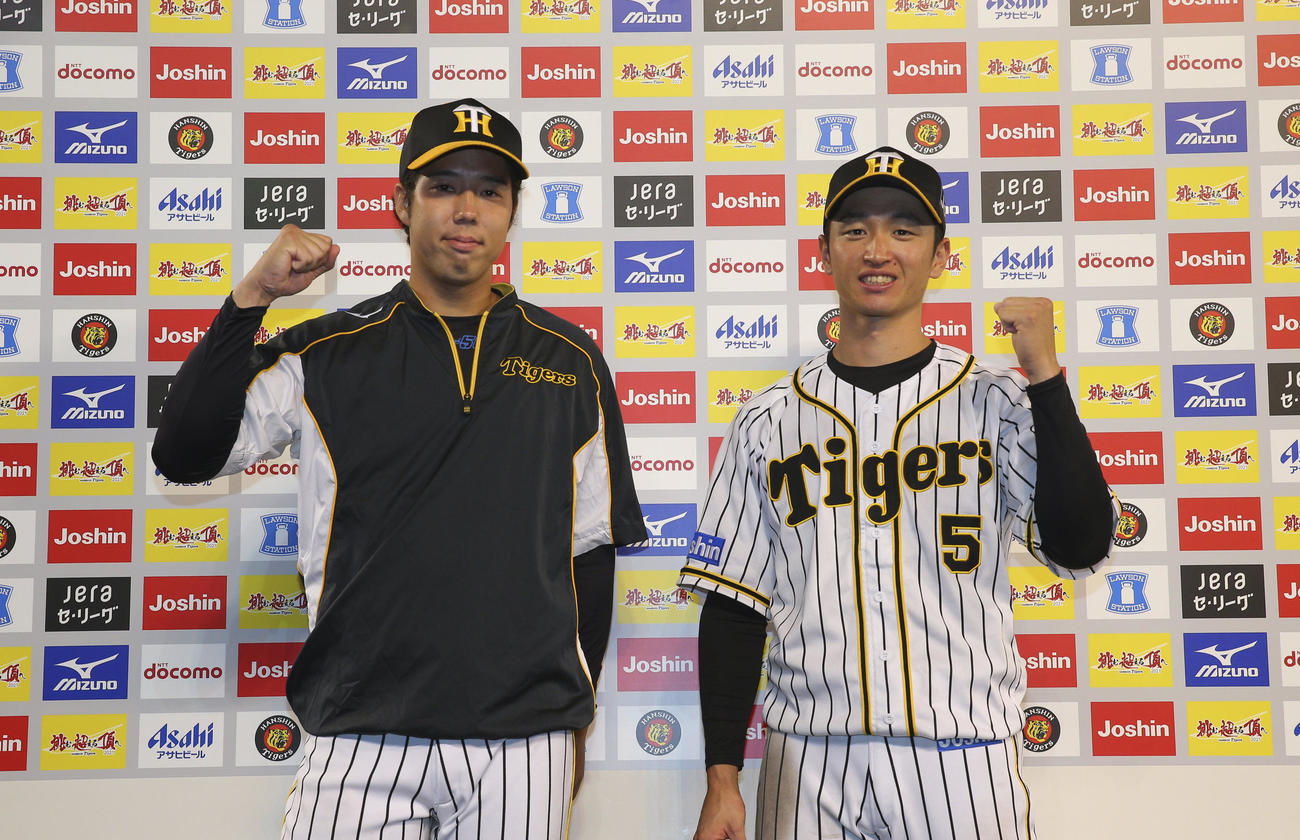 ヒーローインタビューでガッツポーズする阪神青柳（左）と近本（代表撮影）