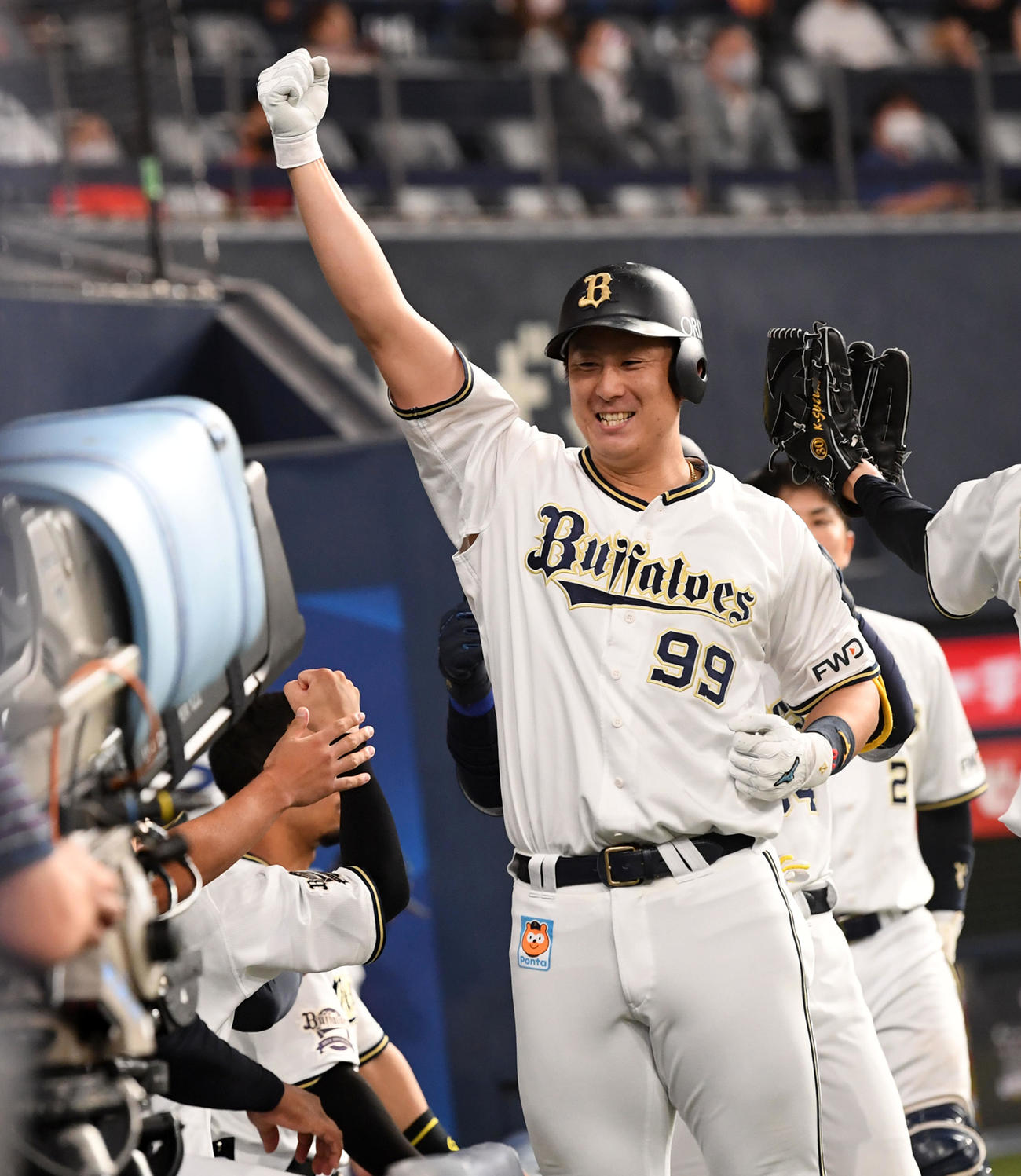 オリックス対ロッテ　6回裏オリックス2死一塁、杉本はバックスクリーンへ2点本塁打を放ち昇天ポーズ（撮影・前岡正明）