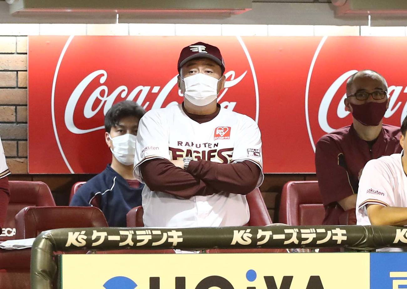 楽天対日本ハム　試合を見つめる石井GM兼監督（撮影・黒川智章）