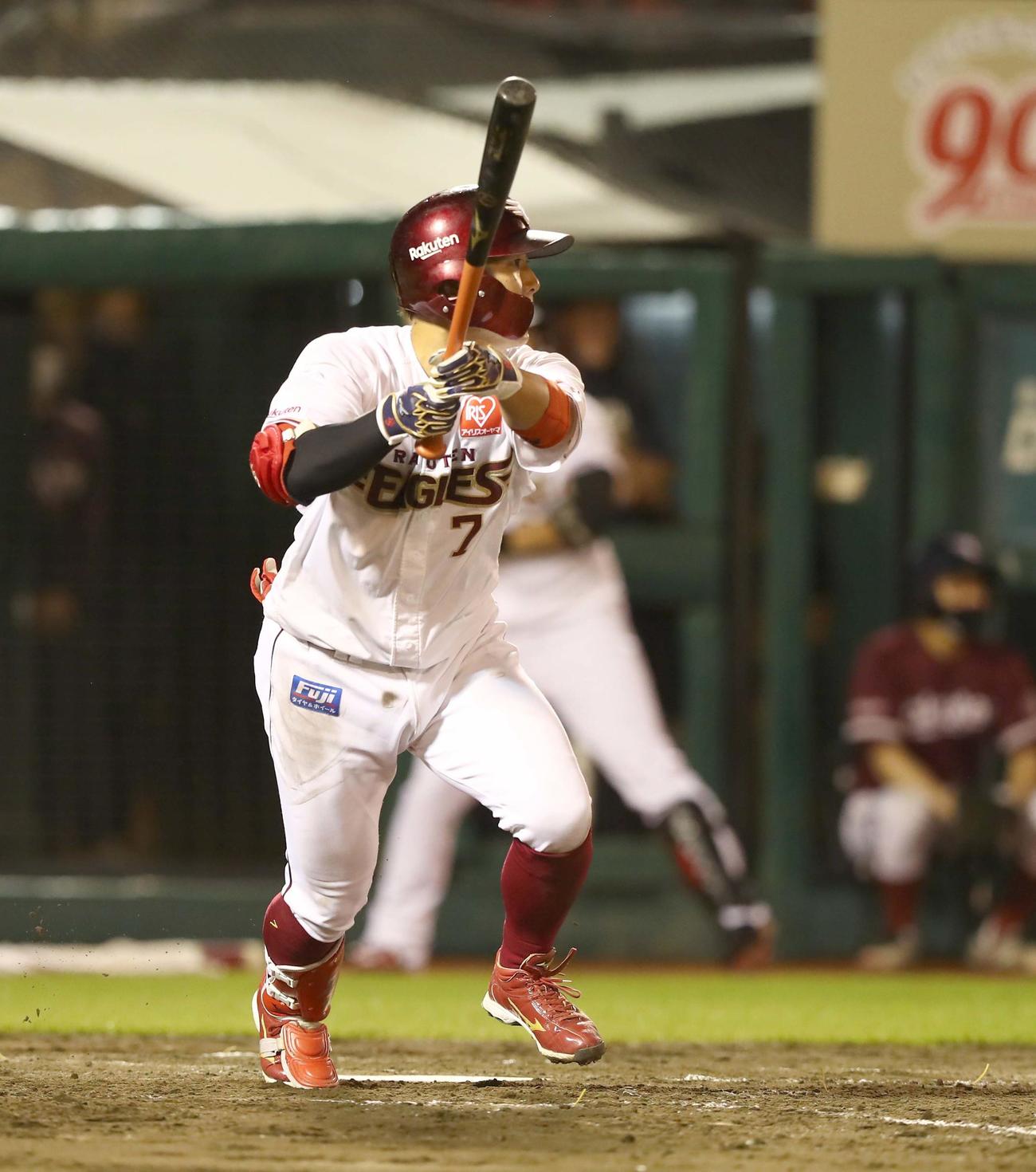 楽天対日本ハム　5回裏楽天無死満塁、中犠飛を放つ鈴木大（撮影・黒川智章）
