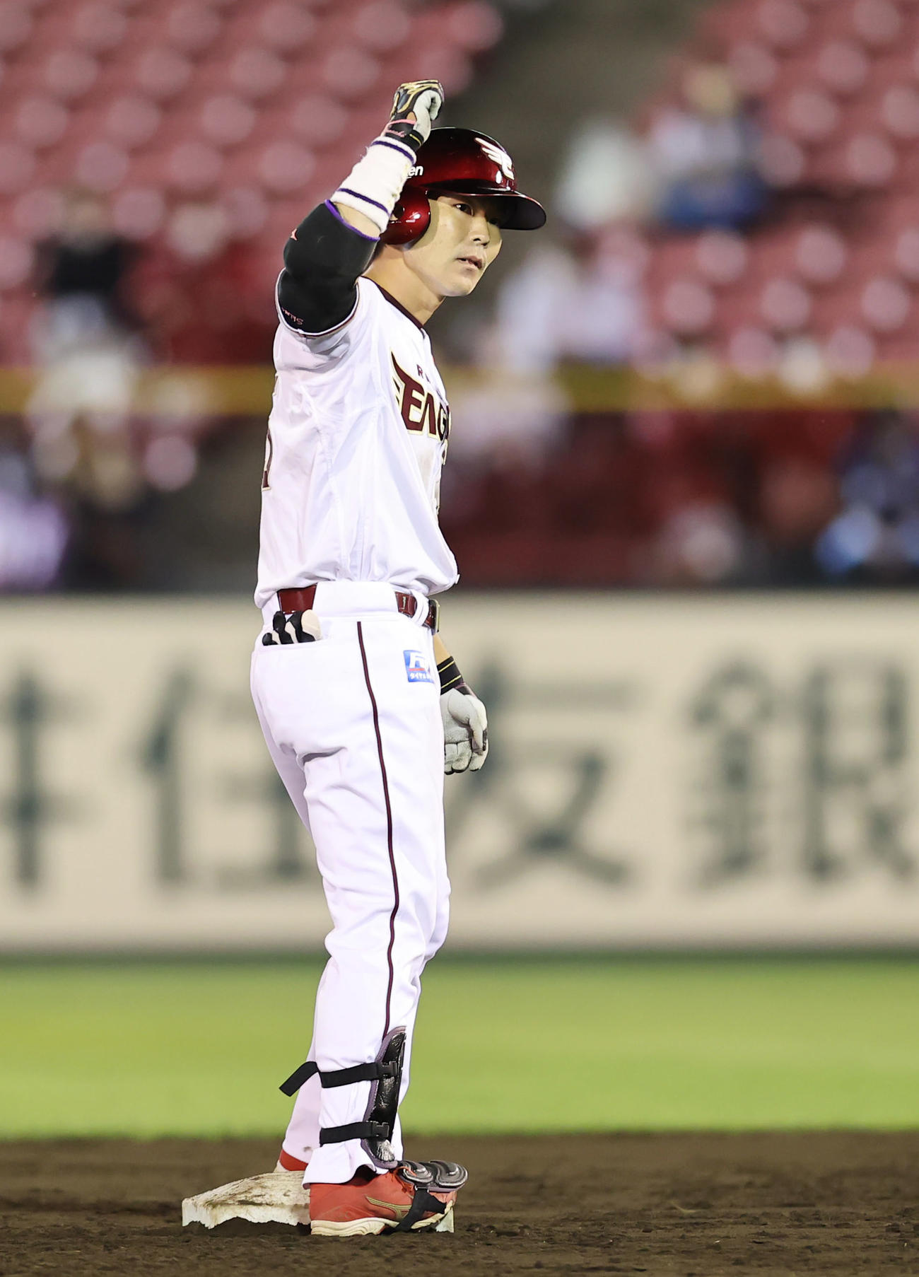 楽天対日本ハム　5回裏楽天2死一、二塁、適時二塁打を放ち塁上でガッツポーズする島内（撮影・垰建太）