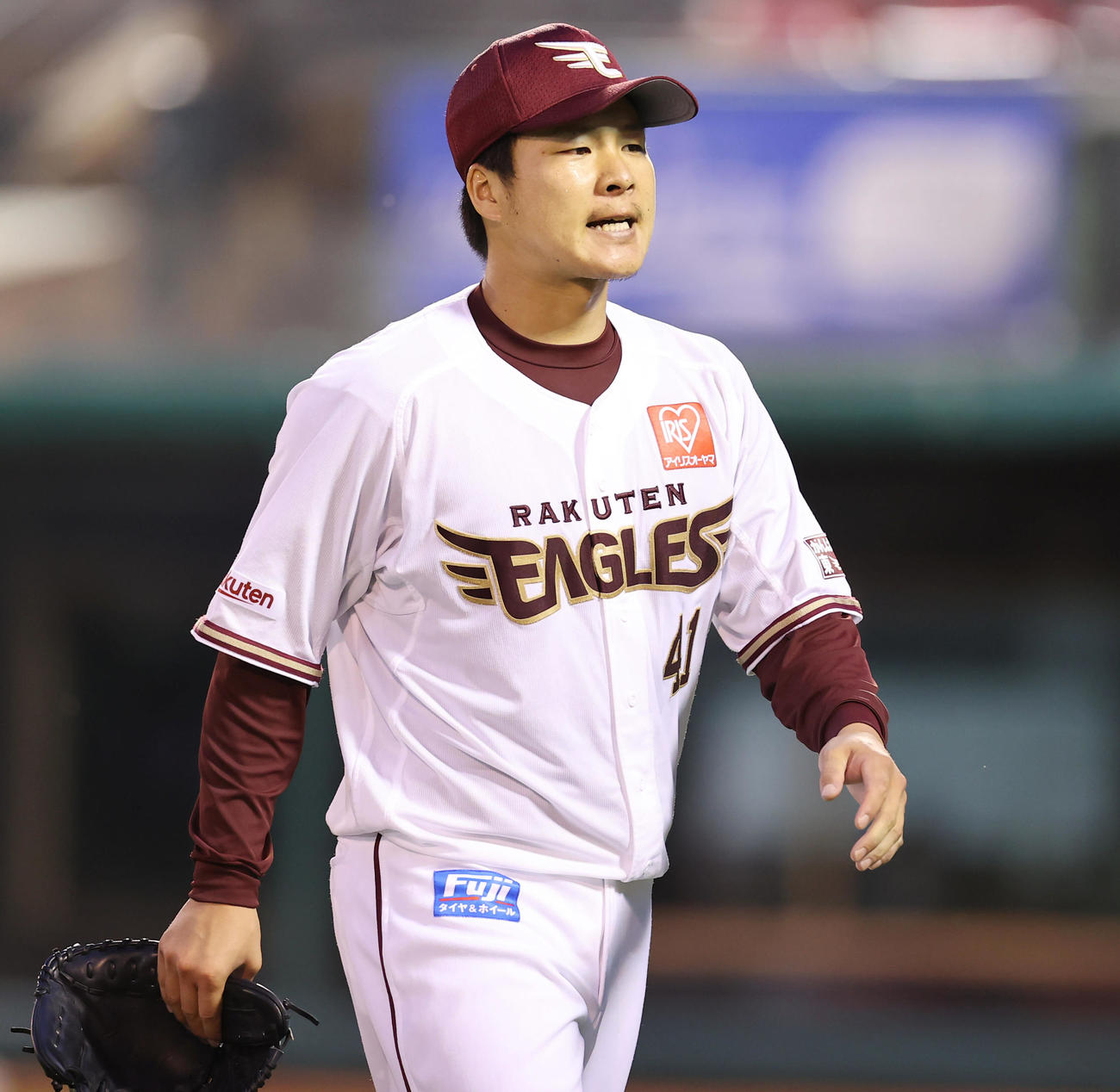 楽天対日本ハム　4回表の登板を終え悔しげな表情で引き揚げる楽天先発の釜田（撮影・垰建太）