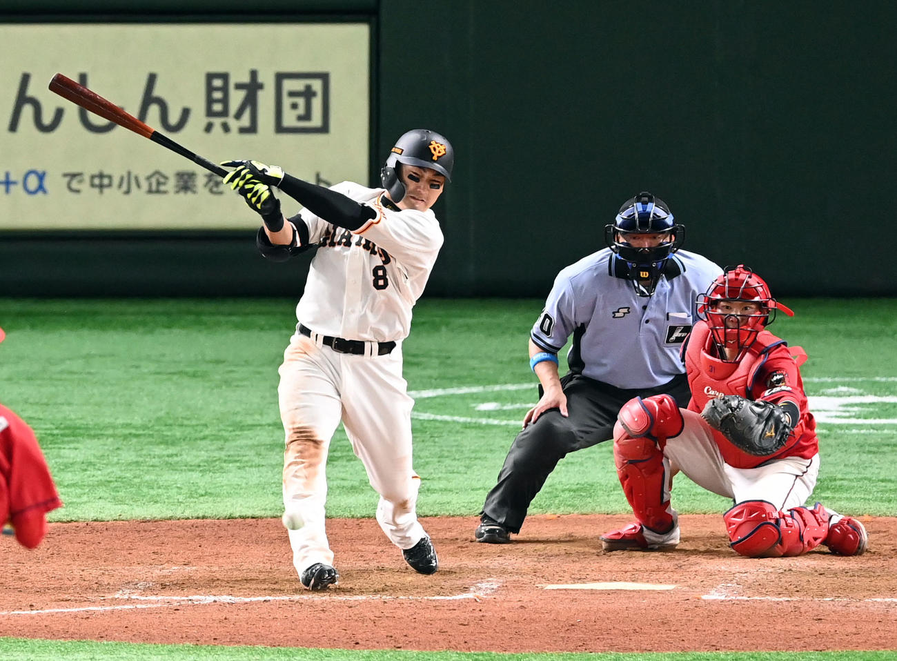 巨人対広島　8回裏巨人2死一、二塁、中前に同点の適時打を放つ丸（撮影・たえ見朱実）