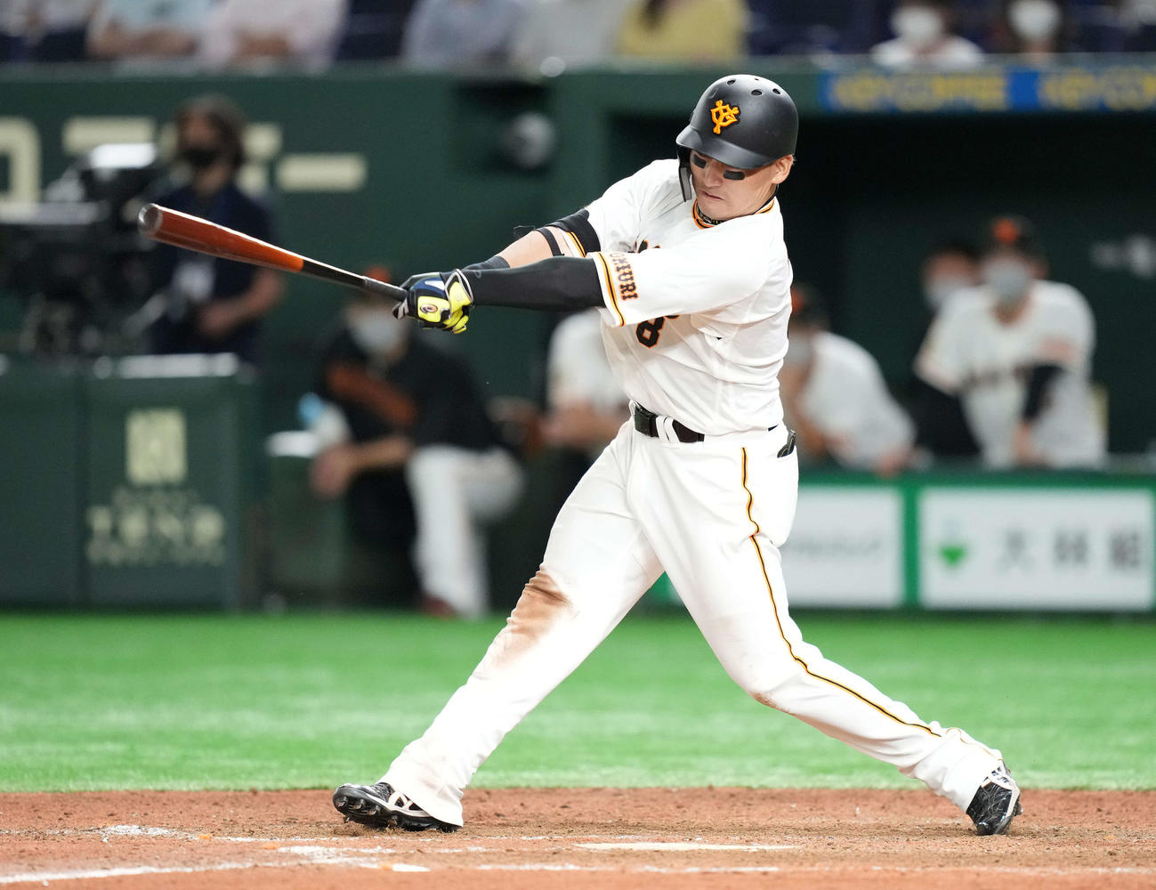 巨人対広島　8回裏巨人2死一、二塁、中前適時打を放つ丸（撮影・鈴木みどり）