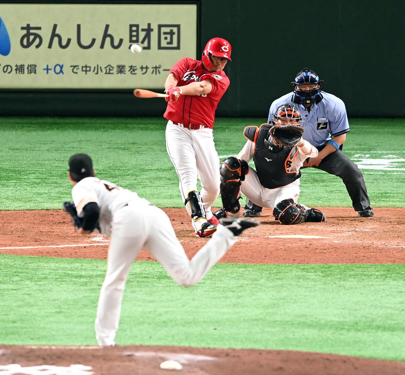 巨人対広島　5回表広島1死満塁、右中間に勝ち越し2点適時二塁打を放つ代打松山。投手畠（撮影・たえ見朱実）