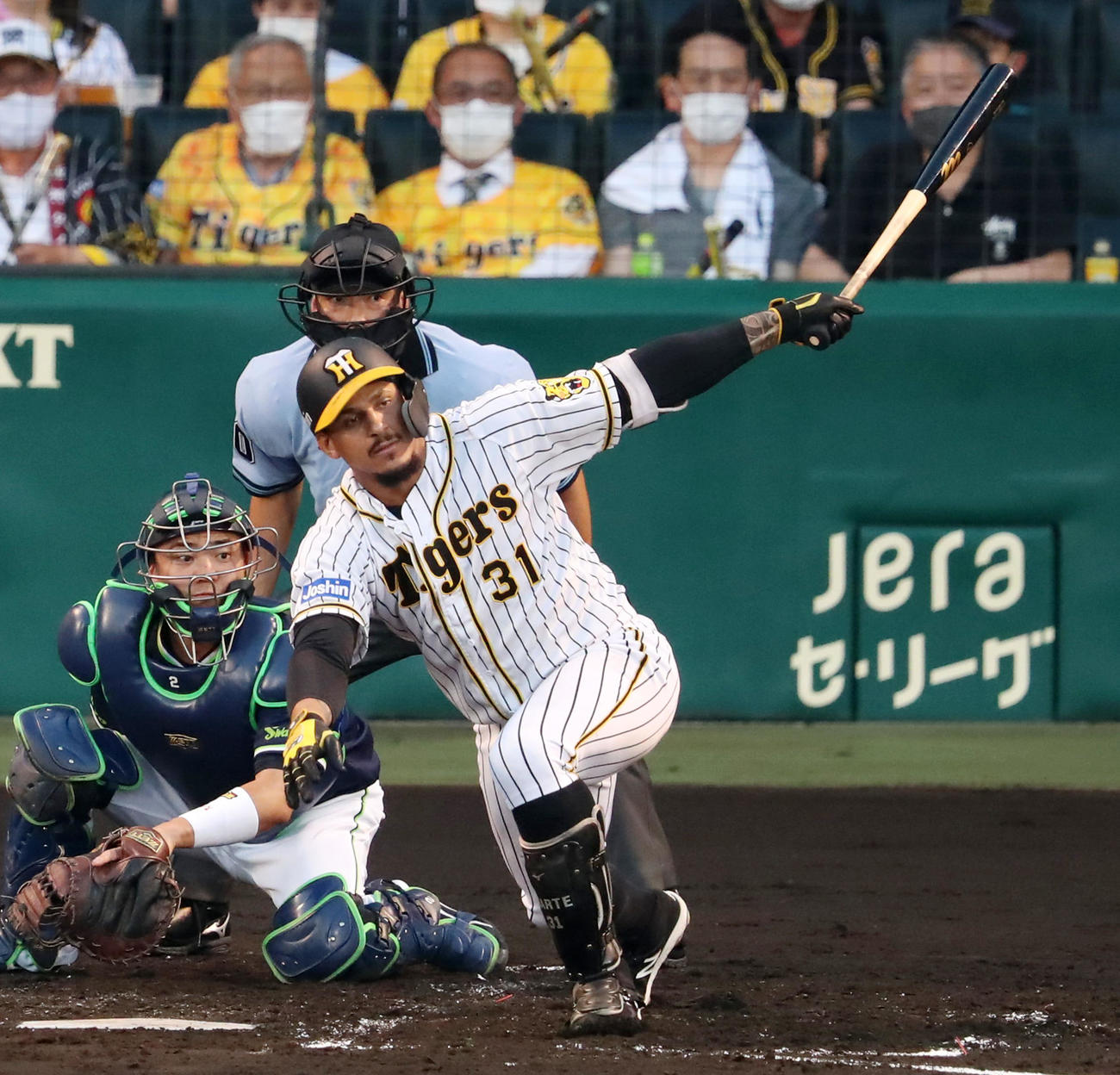 阪神対ヤクルト　2回裏阪神2死一、三塁、マルテは左前適時打を放つ（撮影・加藤哉）