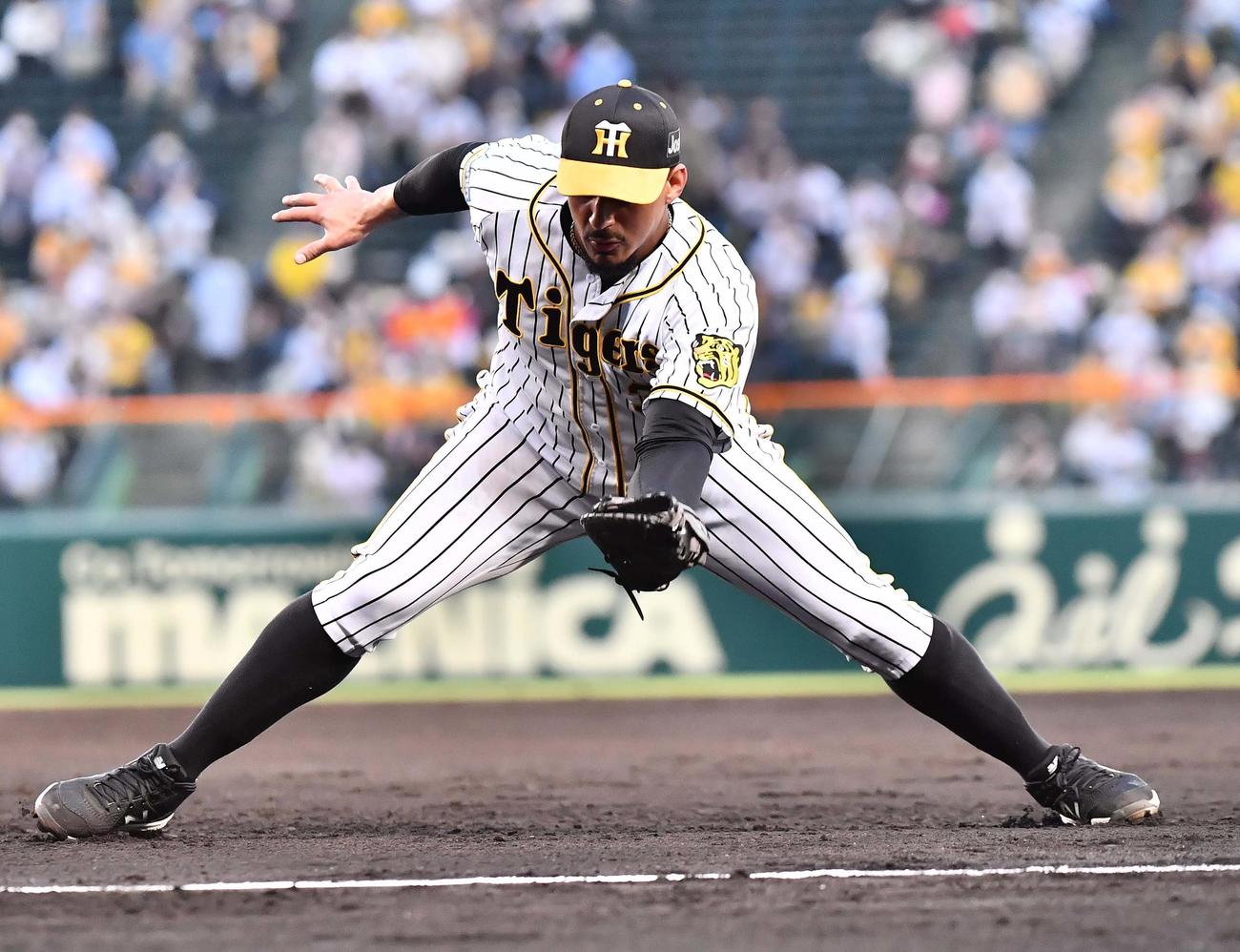 阪神対ヤクルト　3回表ヤクルト1死、青木宣親の一ゴロをさばくマルテ（撮影・上田博志）