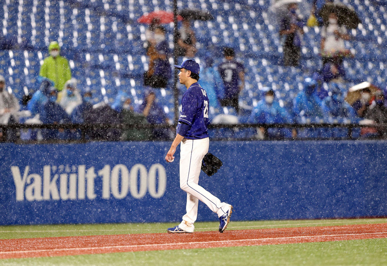 DeNA対中日　6回裏途中、雨で中断なり、ベンチに引き揚げる中日大野雄（撮影・鈴木正人）
