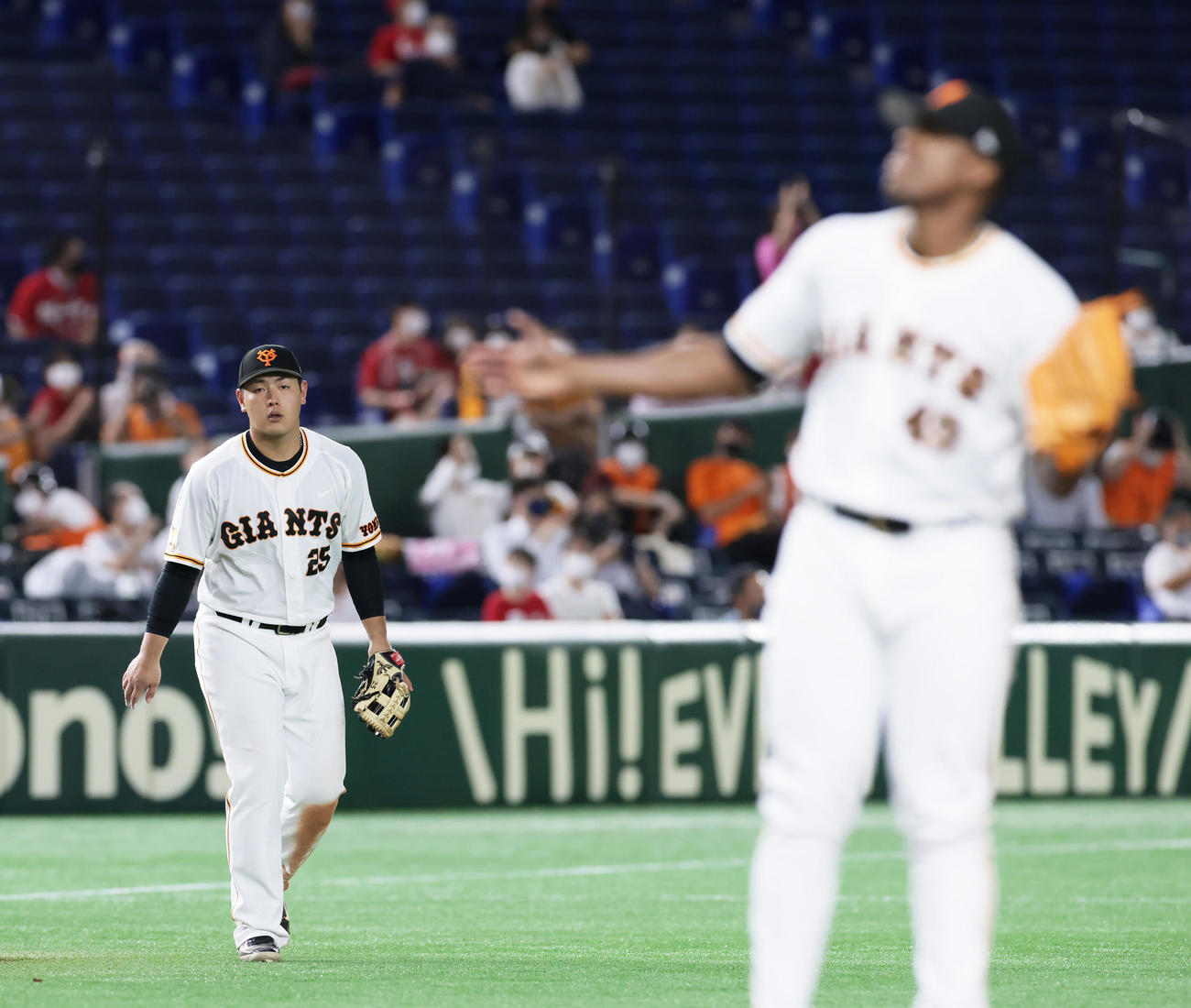 巨人対広島　表情を変えず8連勝の瞬間を迎える巨人岡本和。右はビエイラ（撮影・足立雅史）