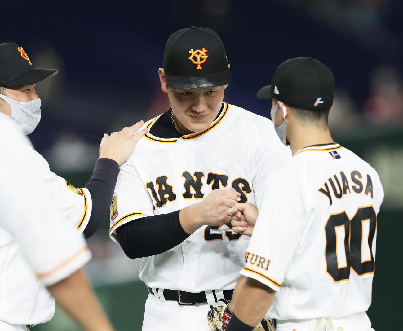 巨人対広島　勝利しタッチを交わす巨人岡本和（中央）ら（撮影・足立雅史）