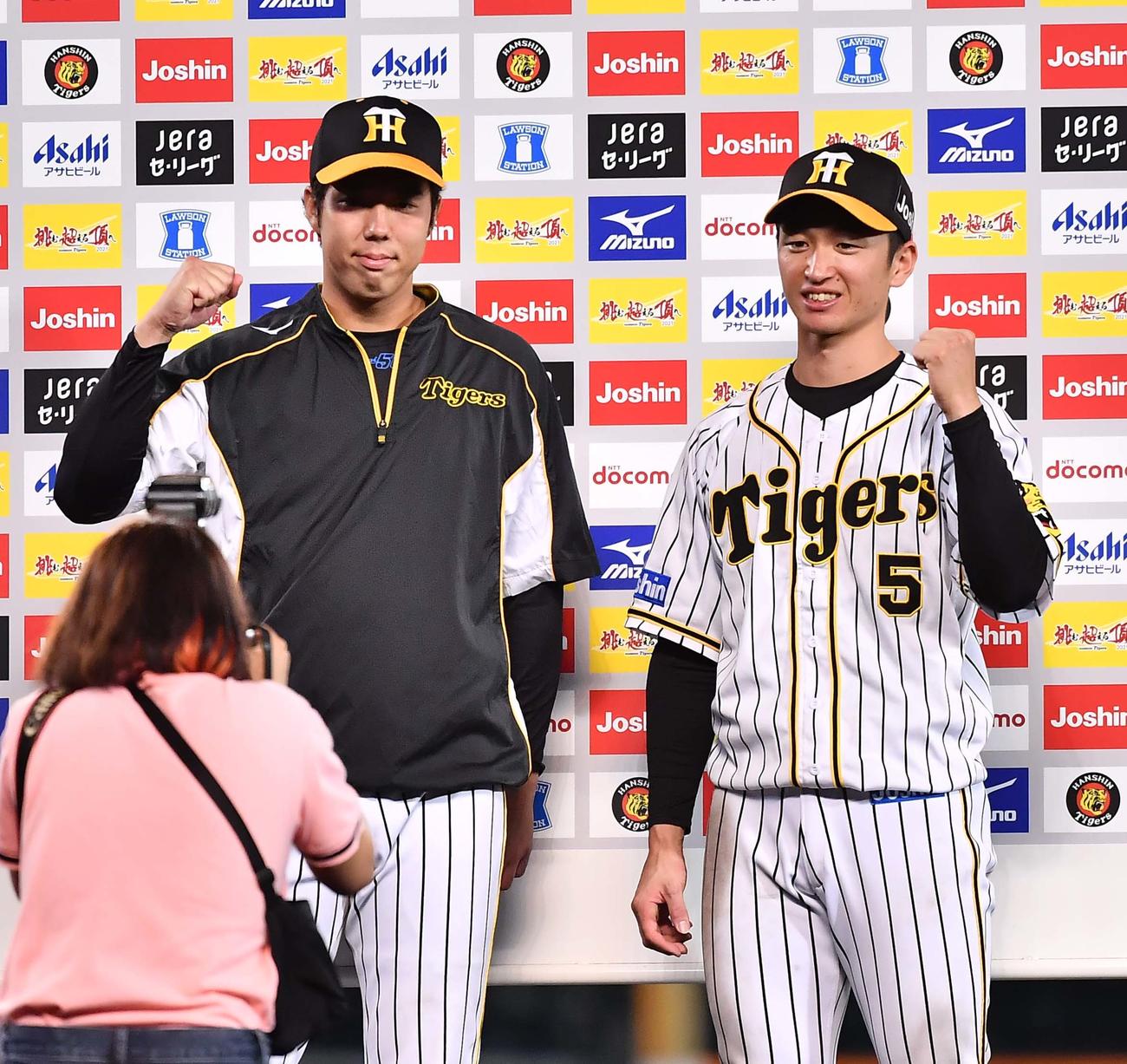 阪神対ヤクルト　お立ち台でガッツポーズする青柳（左）と近本（撮影・上田博志）